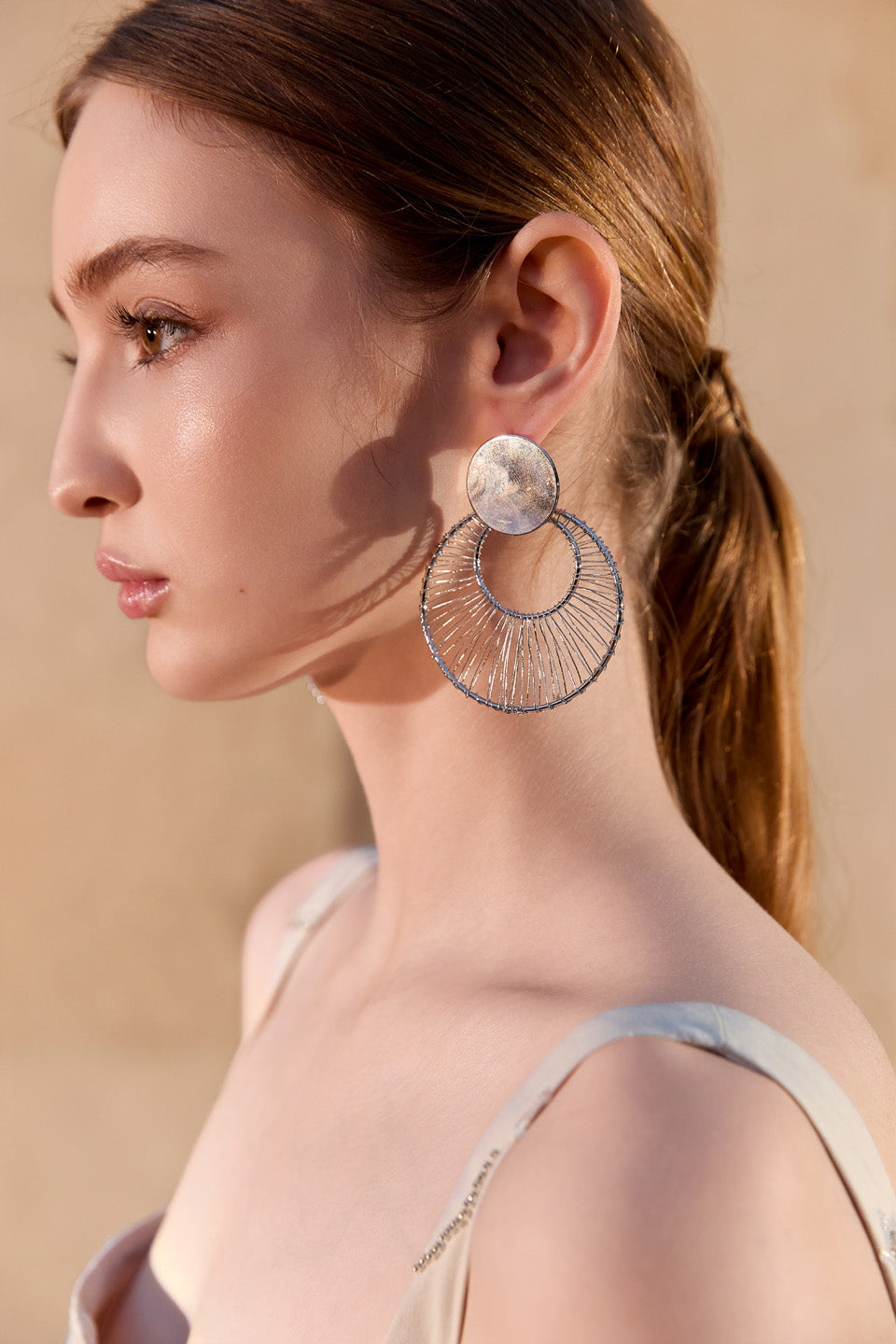 Wardrobes by chen Minimally hollowed out circular earrings