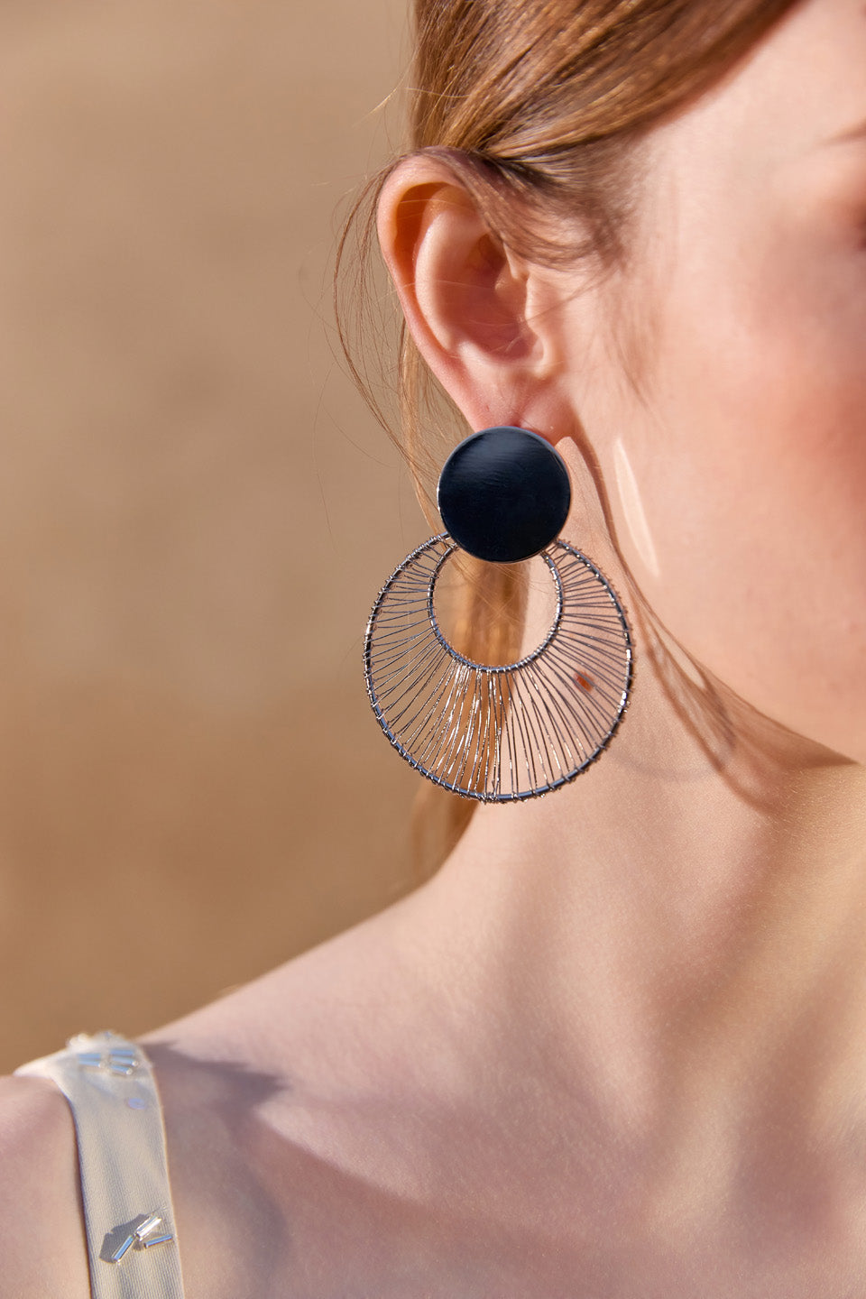 Wardrobes by chen Minimally hollowed out circular earrings