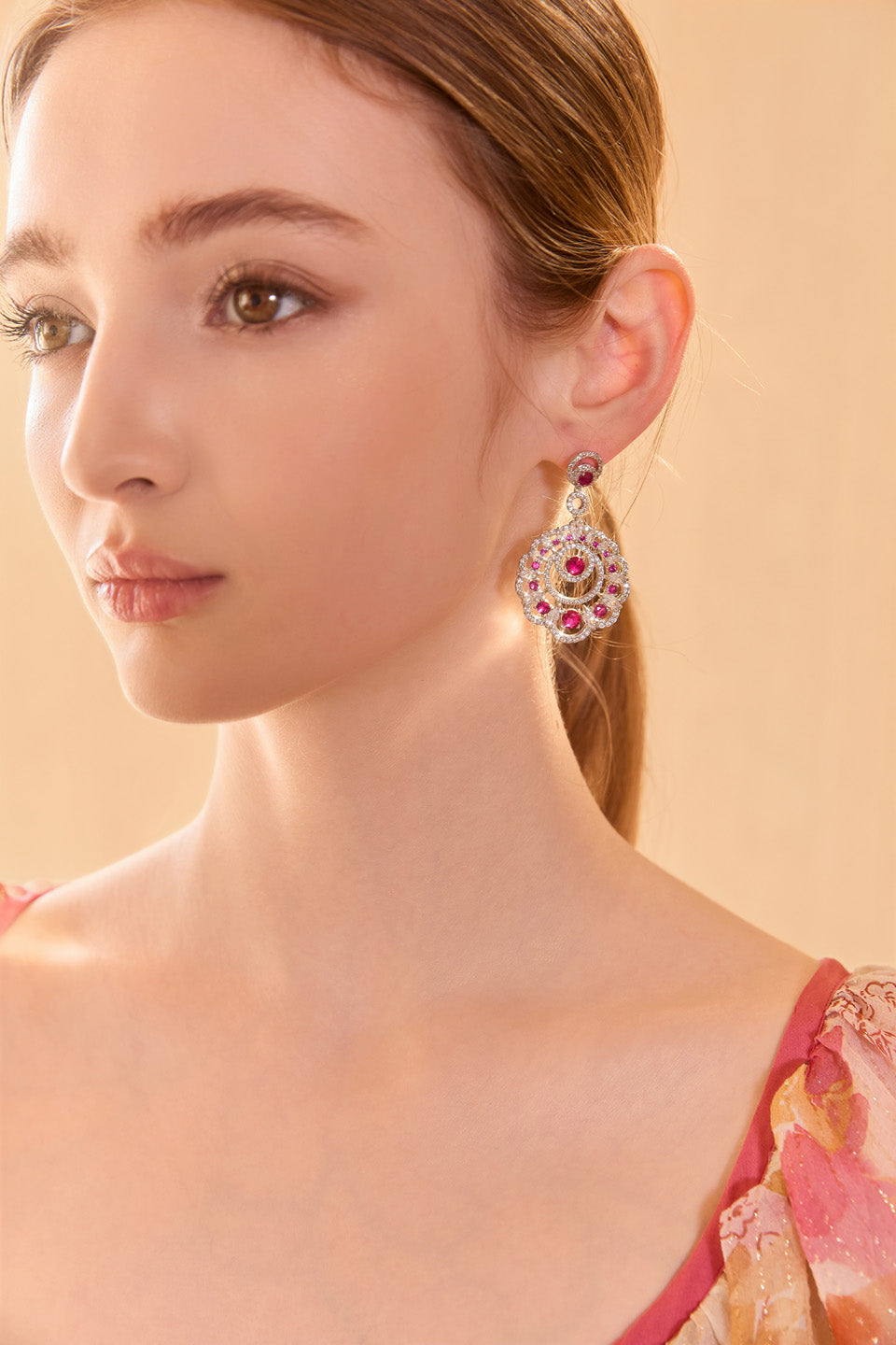 Wardrobes by chen Vintage hollowed out diamond studded earrings