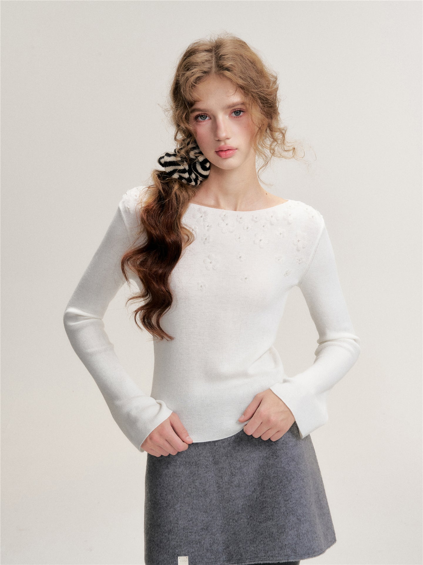 16DEWS 16D25469 Nail bead off shoulder slim knit sweater
