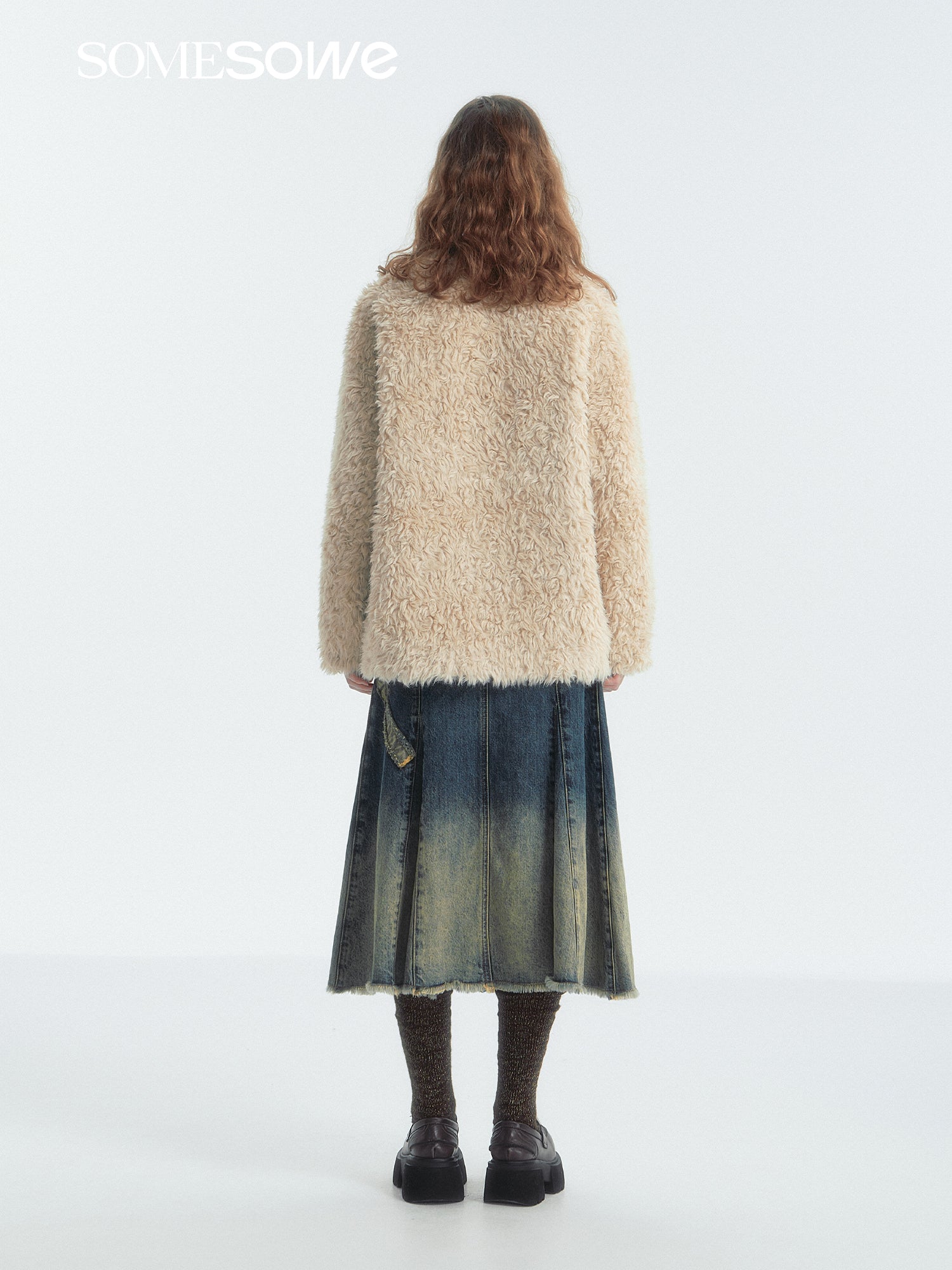 SOMESOWE S2407313 Horn button fur coat