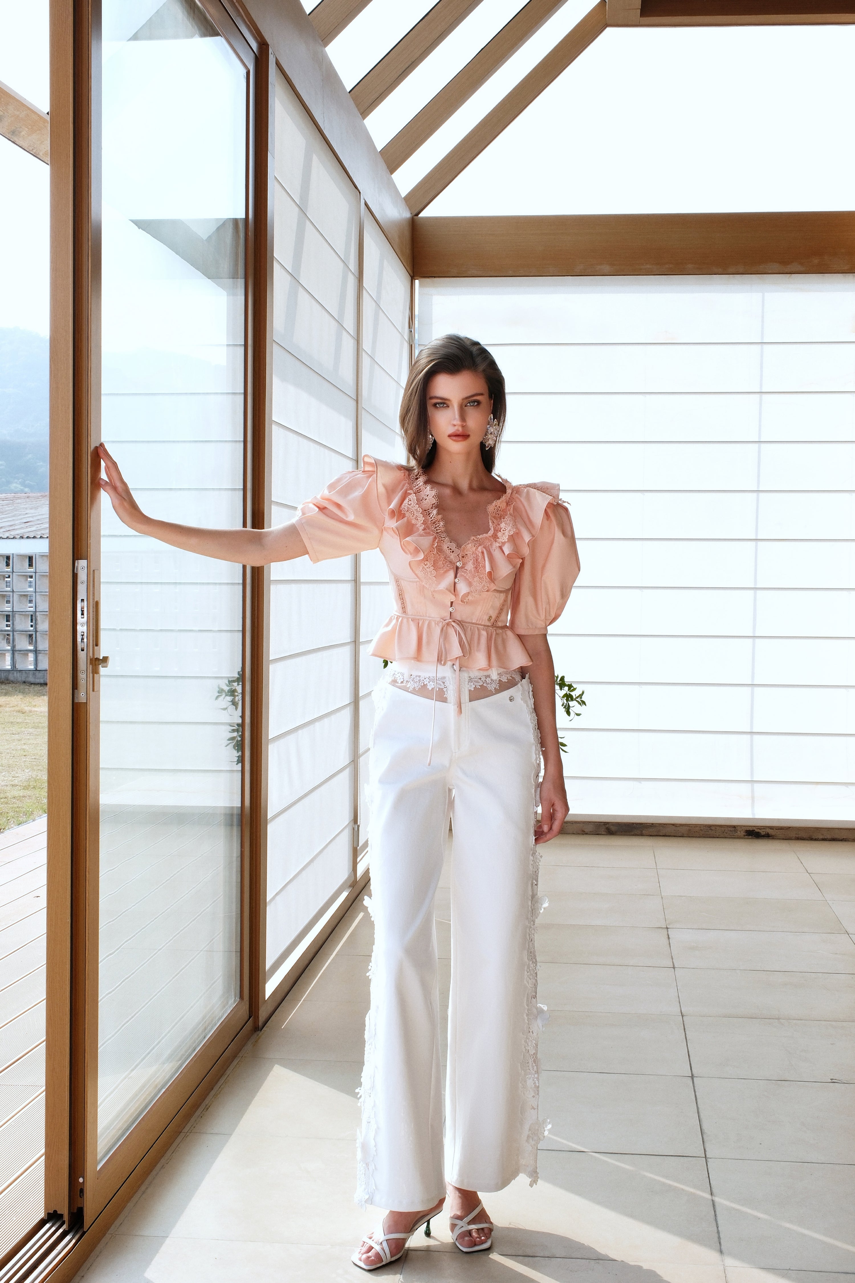 SHEERLUCK SLKZ25204 puff sleeve V-neck ruffled top(2color)