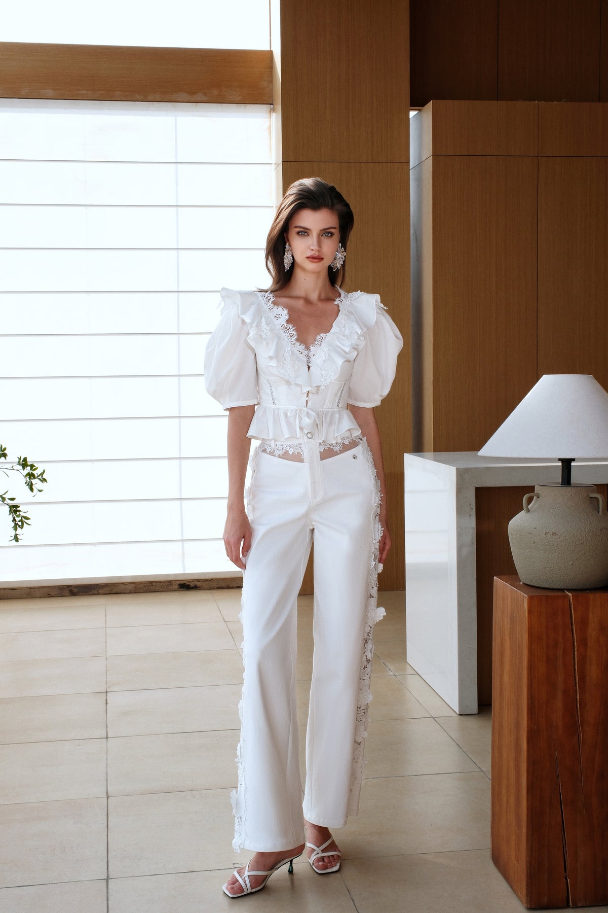 SHEERLUCK SLKZ25204 puff sleeve V-neck ruffled top(2color)