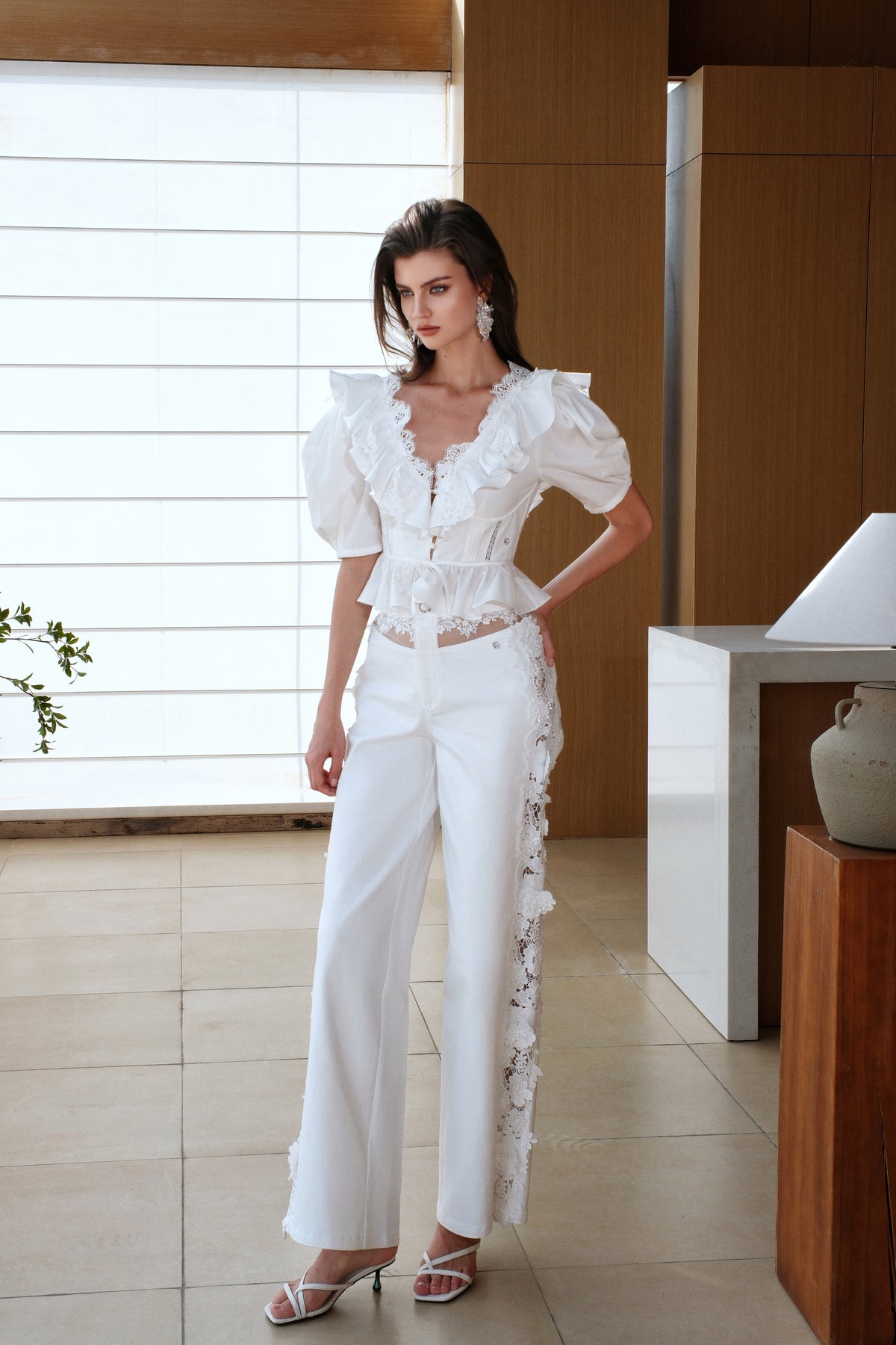 SHEERLUCK SLKZ25204 puff sleeve V-neck ruffled top(2color)