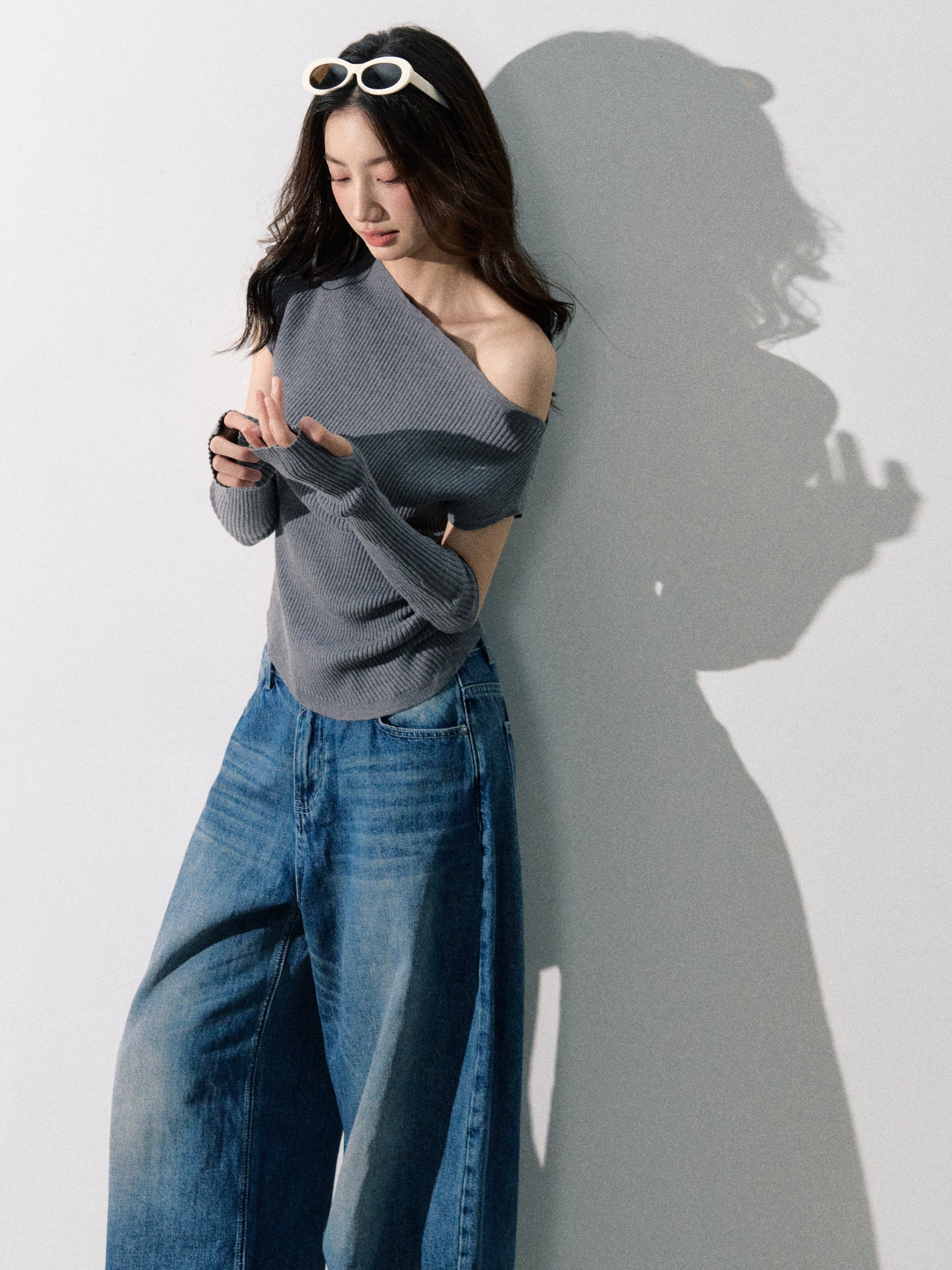 Lafreedom LAF350802 Solid color one shoulder knit sweater with sleeves
