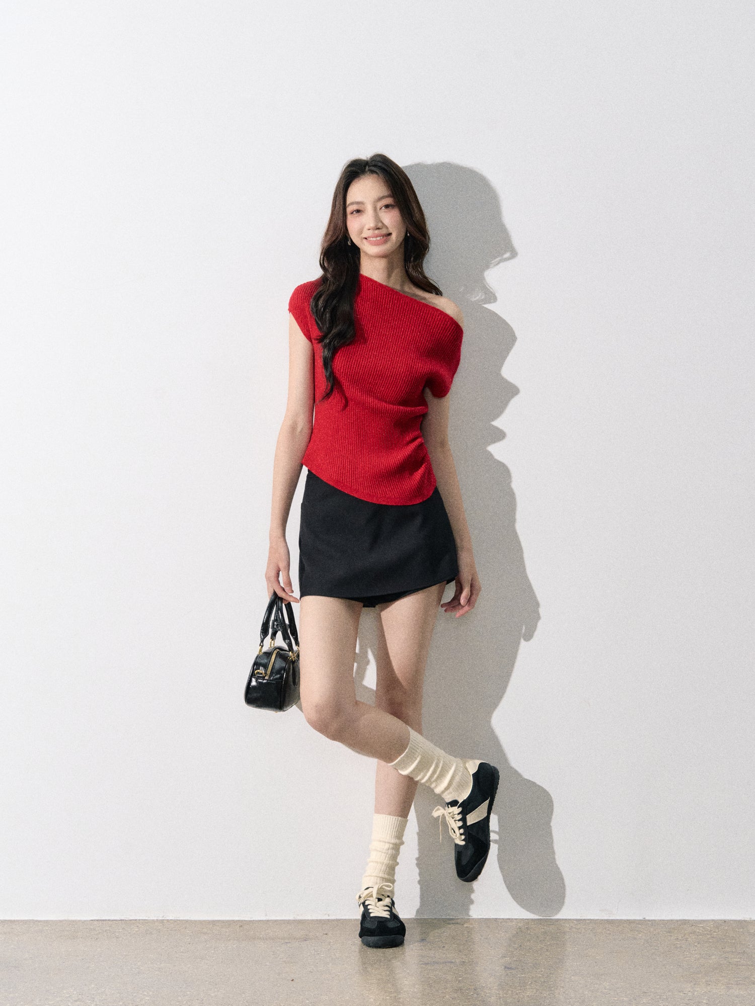 Lafreedom LAF350802 Solid color one shoulder knit sweater with sleeves