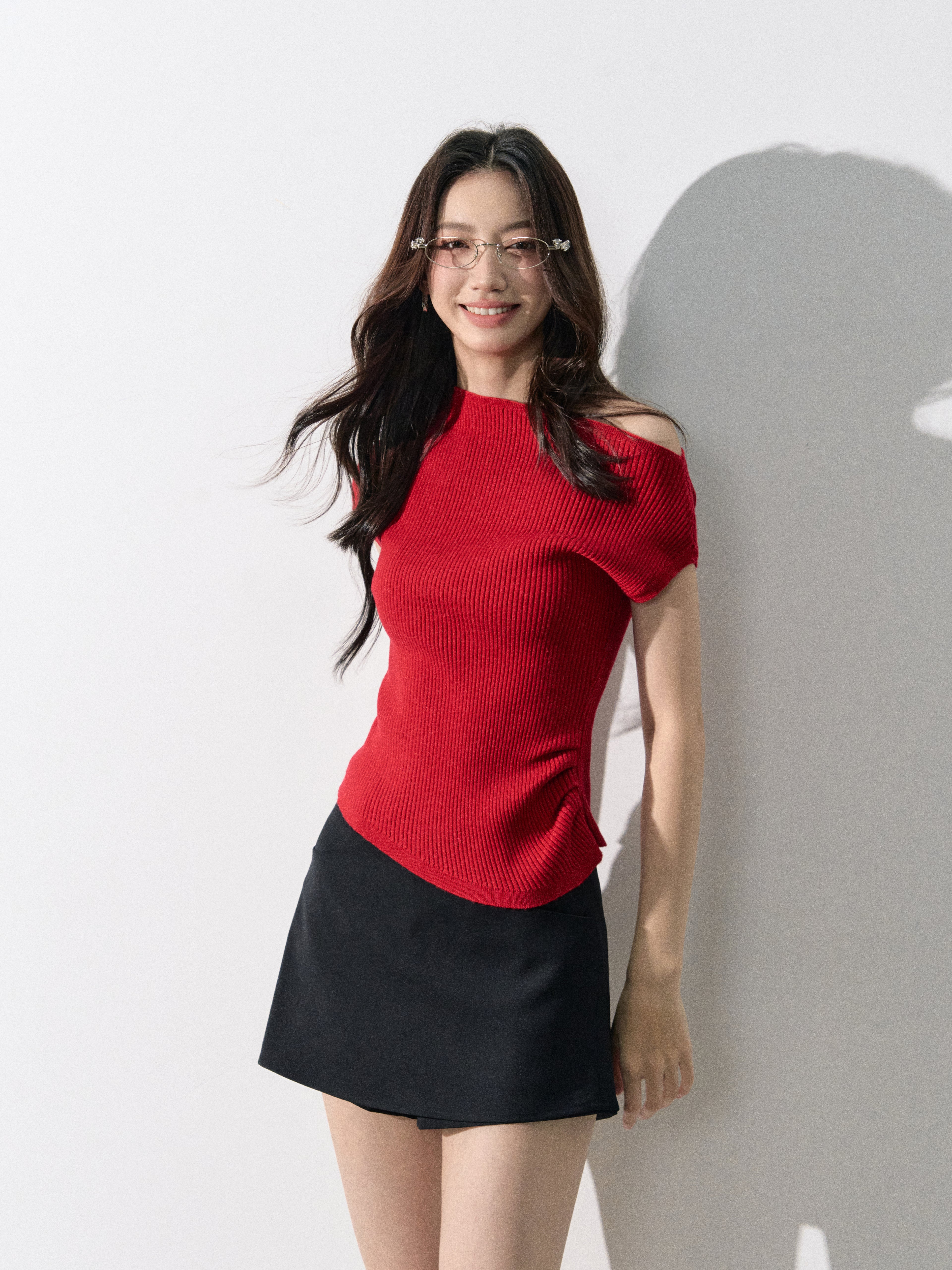 Lafreedom LAF350802 Solid color one shoulder knit sweater with sleeves