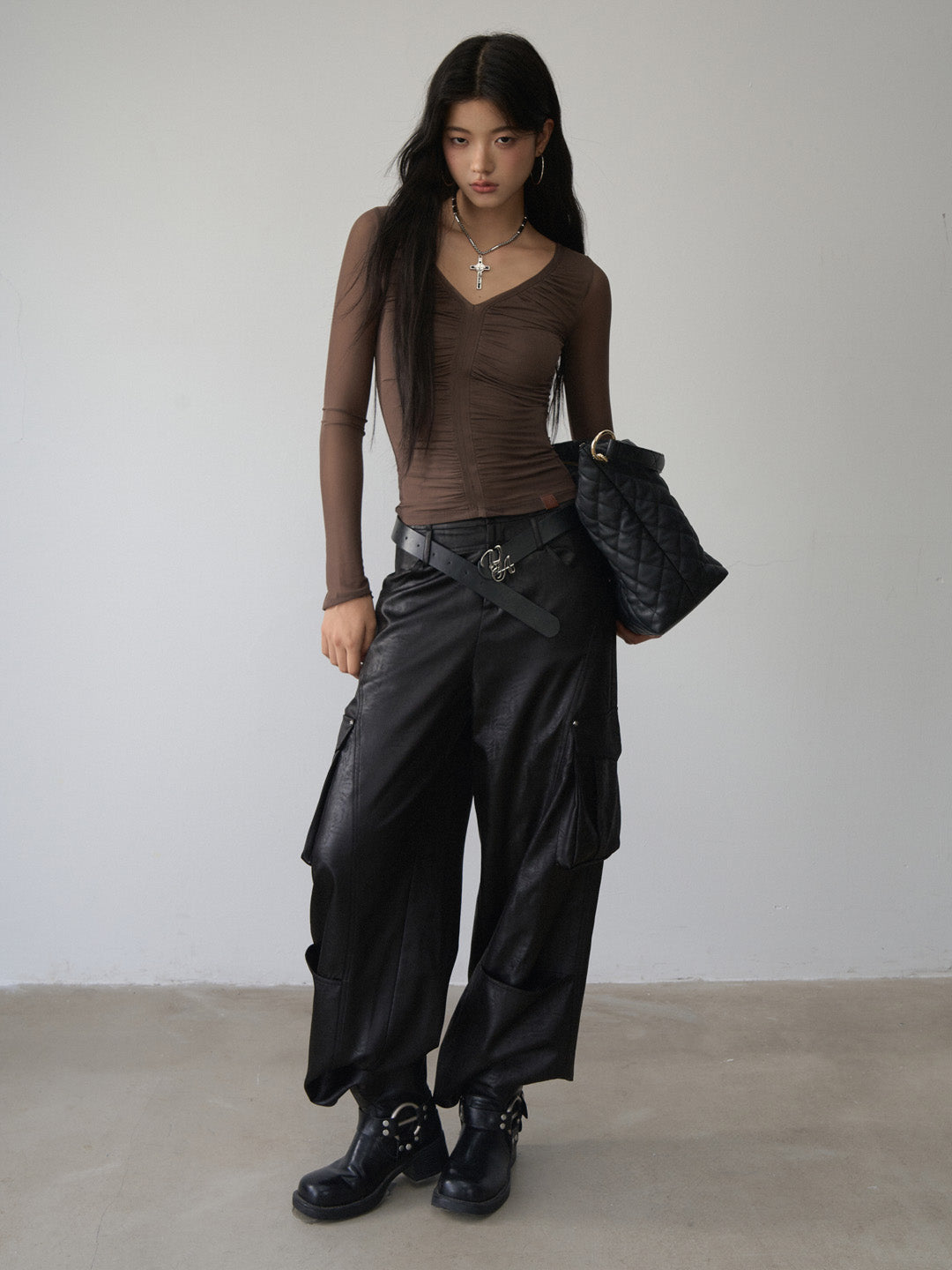 VIA PITTI VIABTP473 V-neck pleated mesh slim fit top