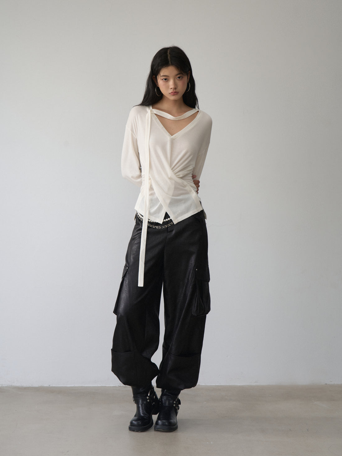 VIA PITTI VIABTP481 V-neck ribbon loose buckle T-shirt