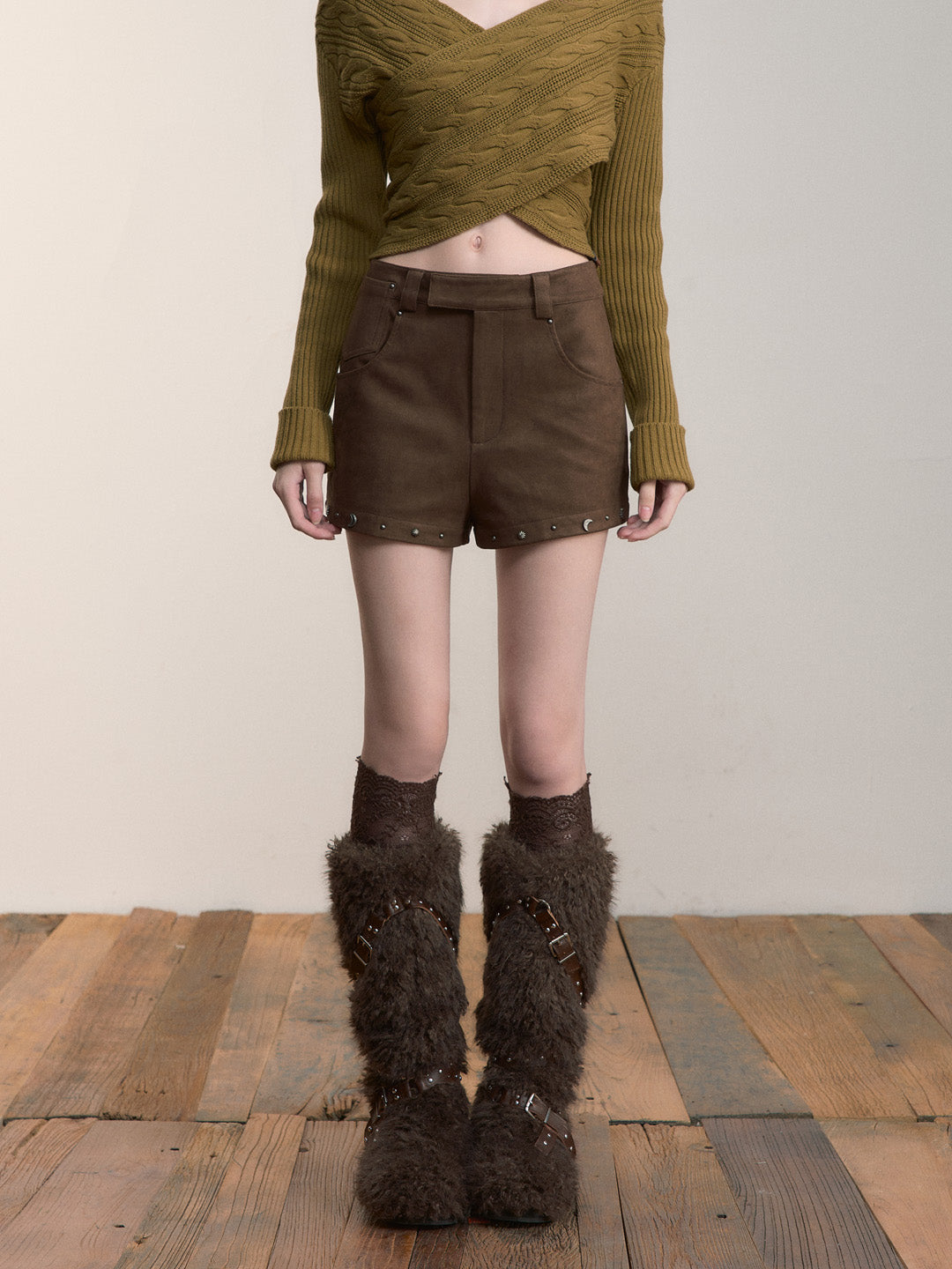 VIA PITTI VIACP521 Irregular rivet design versatile shorts