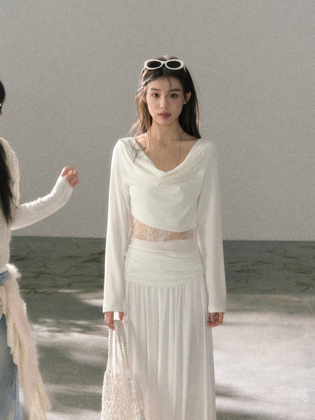 Lafreedom LAF360102 Swinging collar lace slim fit long sleeved top