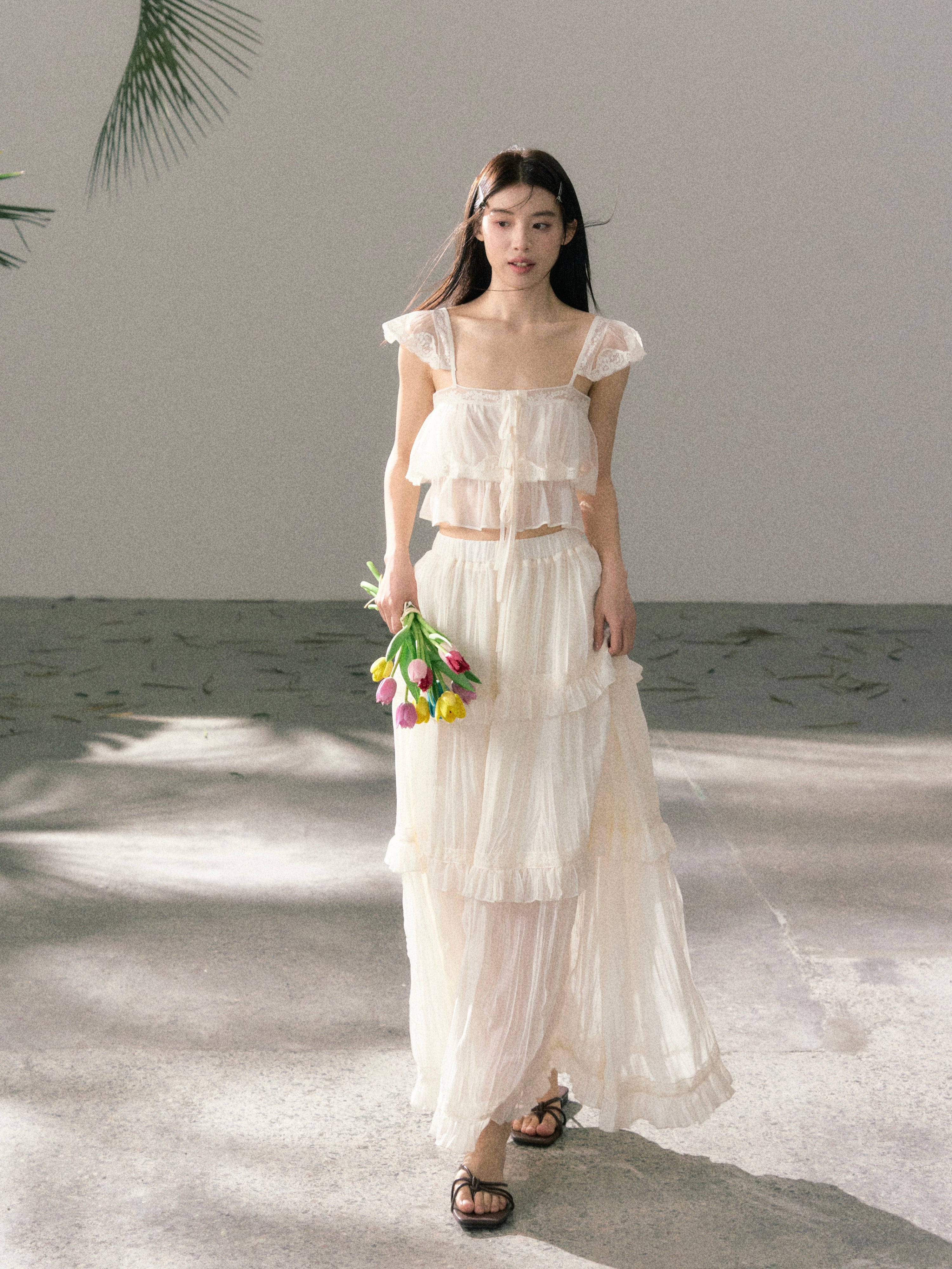 Lafreedom LAF360401&amp;LAF360402 Light gauze multi-layer ruffled lace camisole top + ruffled lace skirt