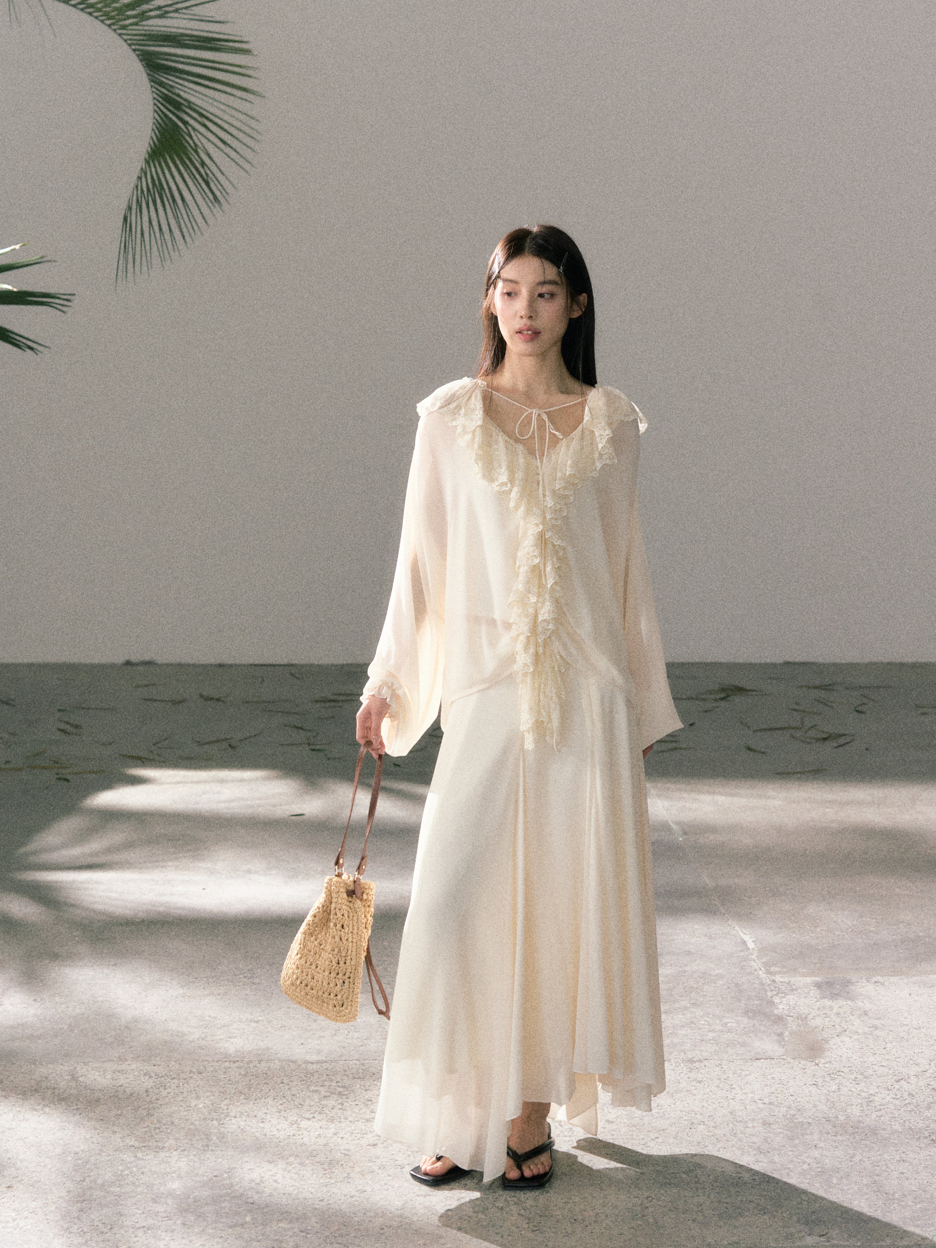 Lafreedom LAF360416&amp;LAF360417 Gentle lace and ruffle collar clear shirt + skirt