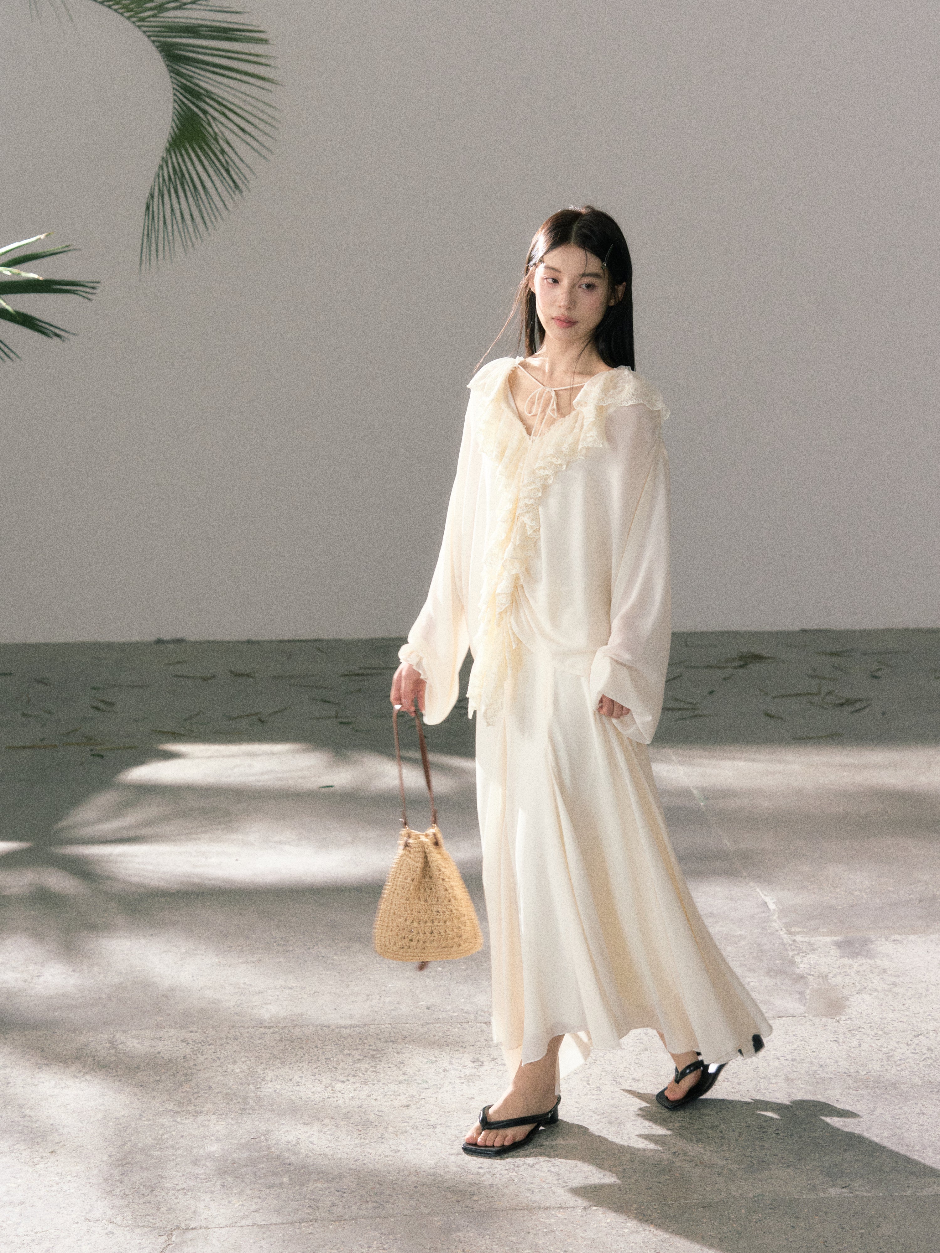 Lafreedom LAF360416&amp;LAF360417 Gentle lace and ruffle collar clear shirt + skirt