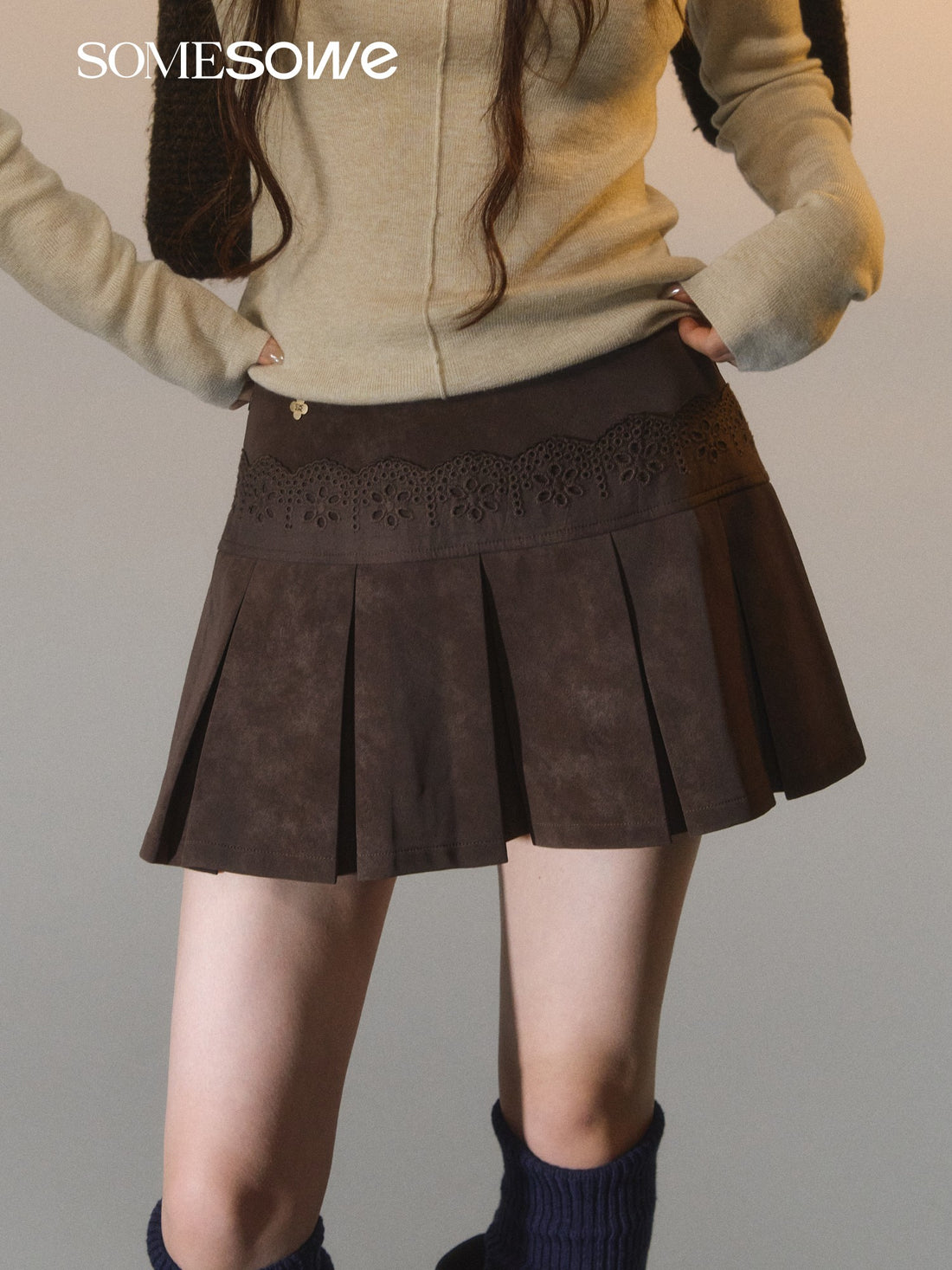 SOMESOWE S2508261 Lace patchwork velvet pleated leather short skirt