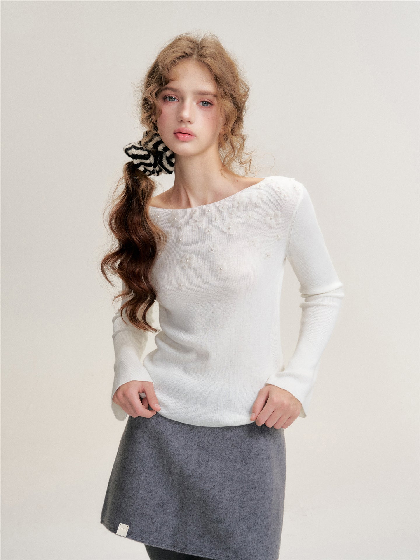 16DEWS 16D25469 Nail bead off shoulder slim knit sweater