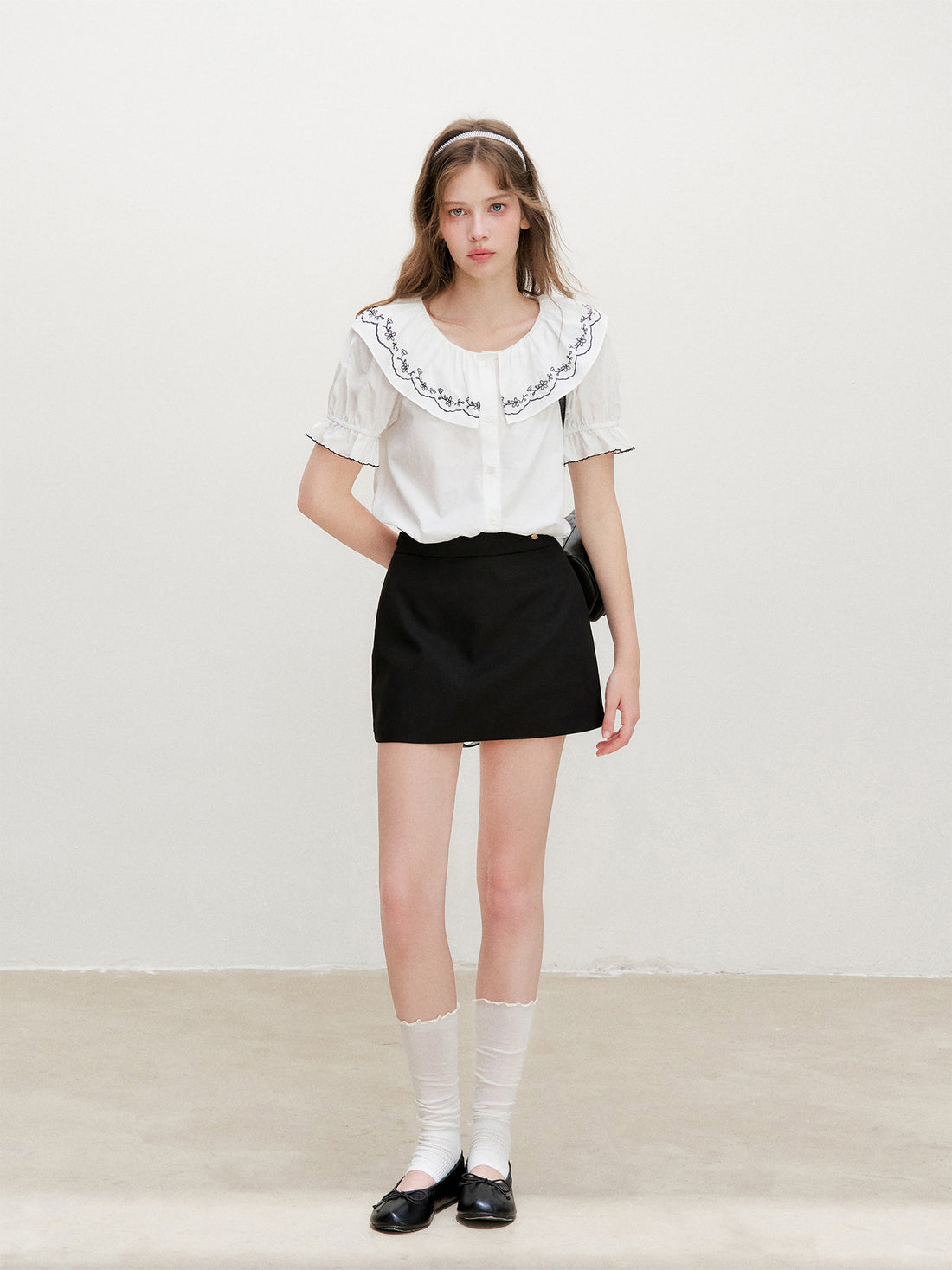 16DEWS 16D26362 Contrast Embroidered Puff-Sleeve Blouse