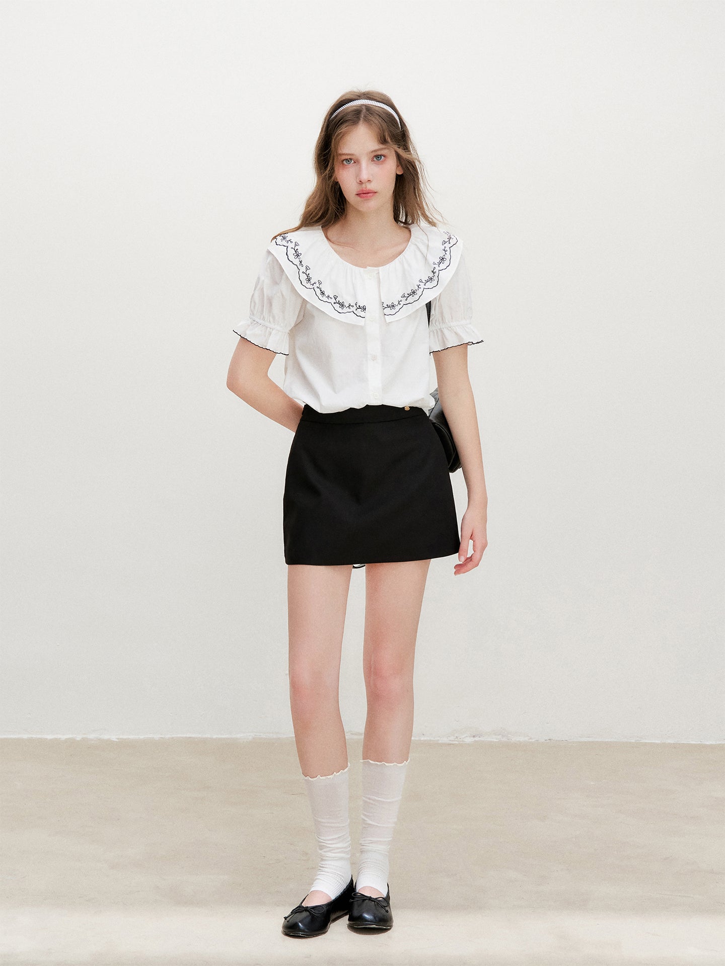 16DEWS 16D26362 Contrast Embroidered Puff-Sleeve Blouse
