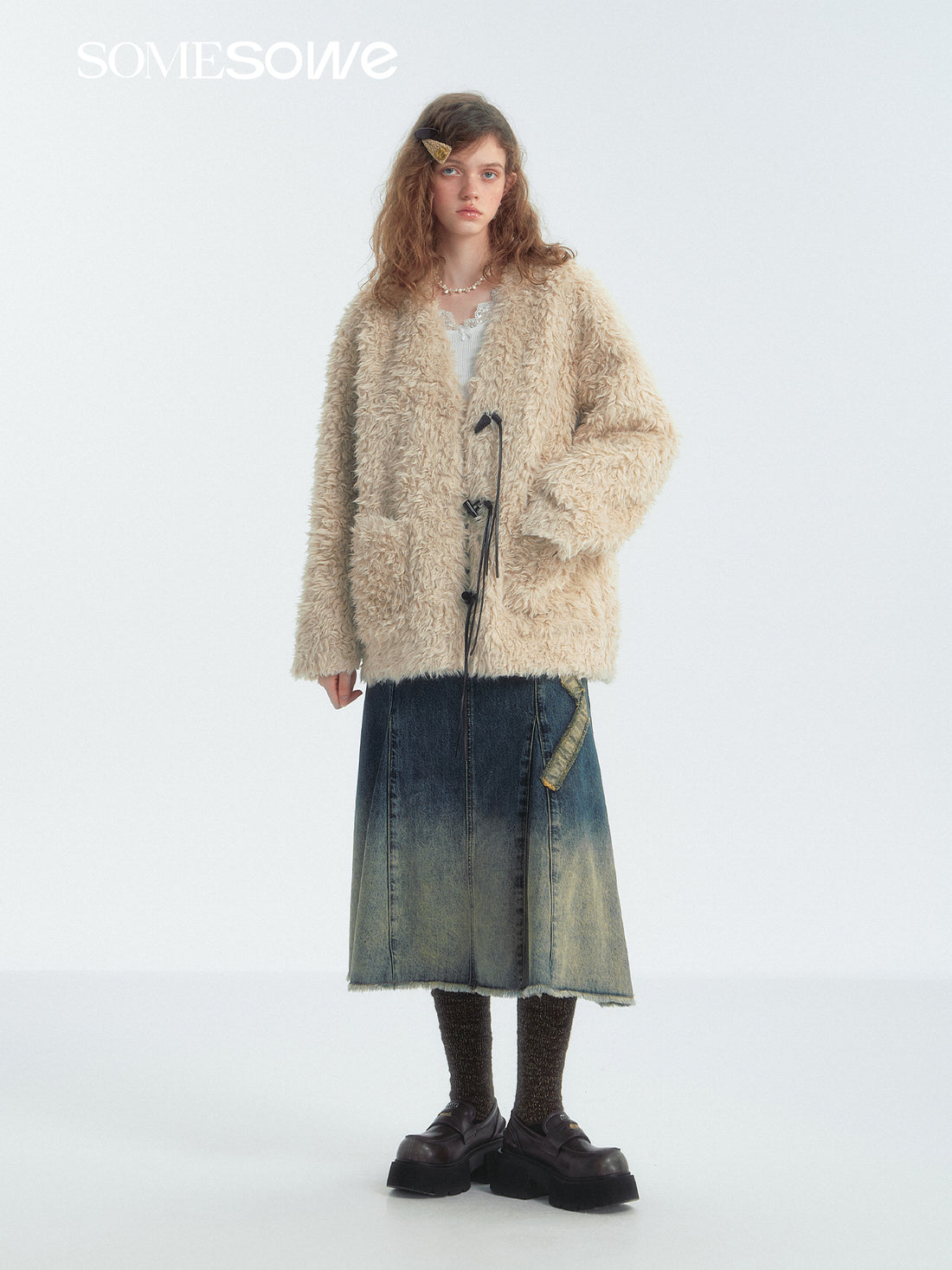 SOMESOWE S2407313 Horn button fur coat