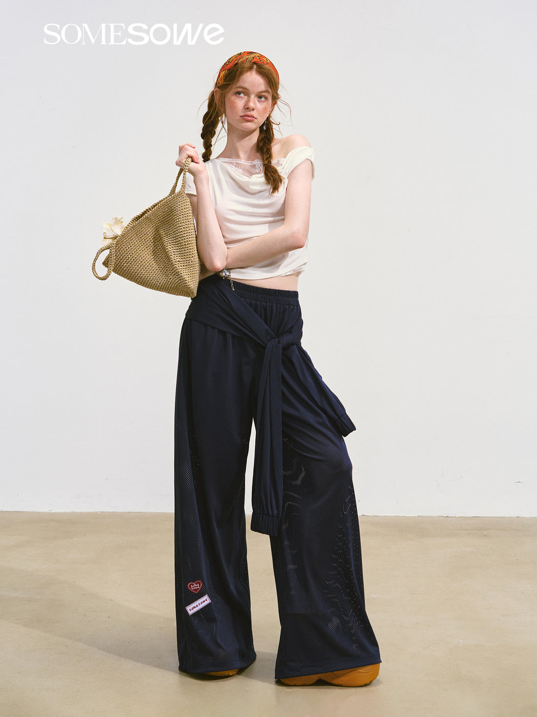 SOMESOWE S2508090 One shoulder swing collar top