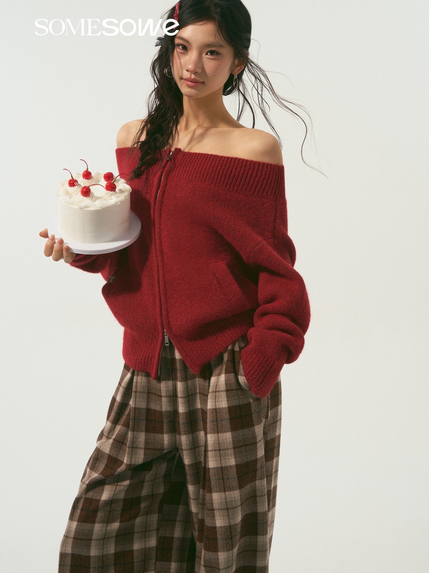 SOMESOWE S2509009 Off shoulder zipper cardigan