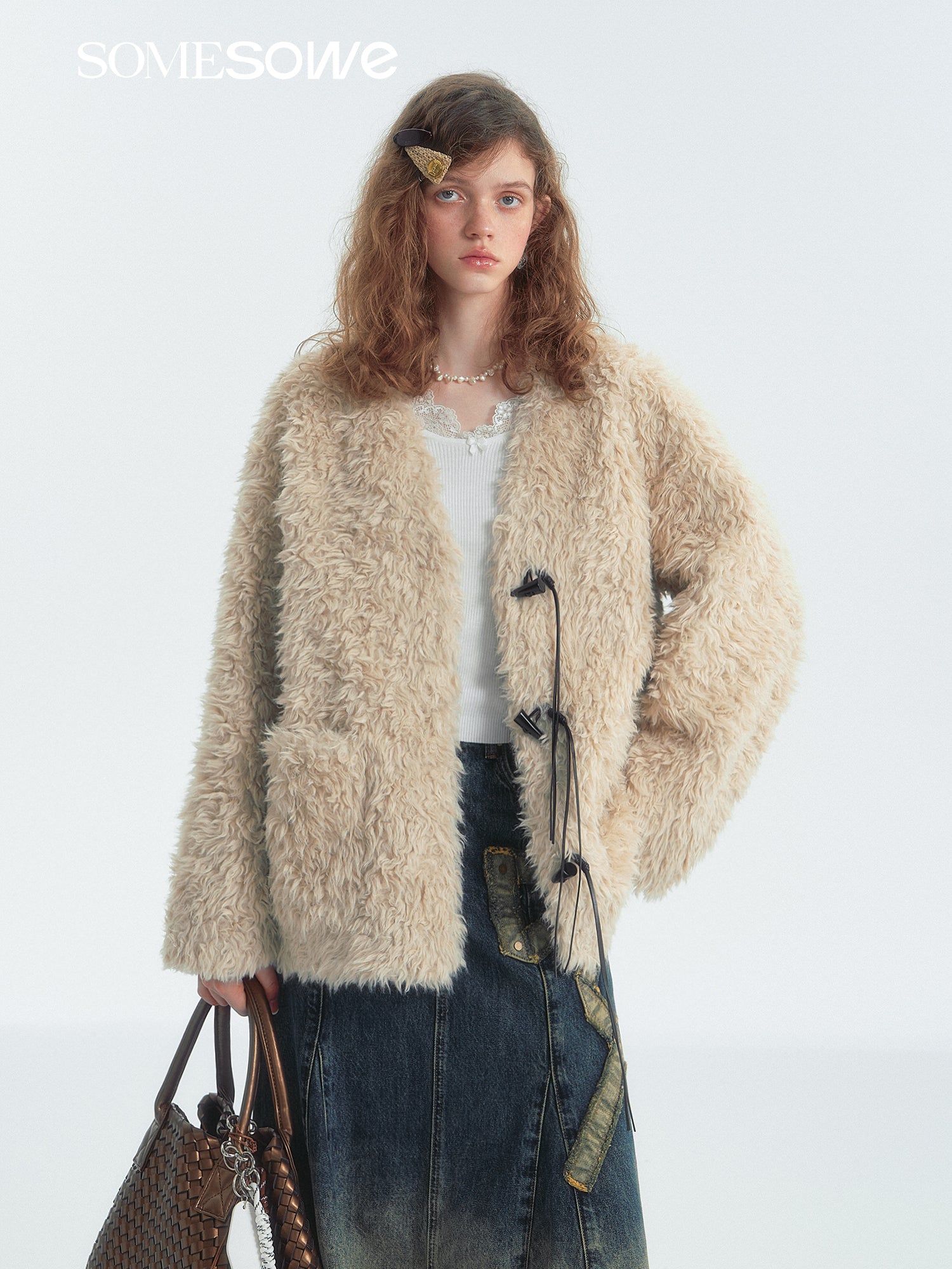 SOMESOWE S2407313 Horn button fur coat