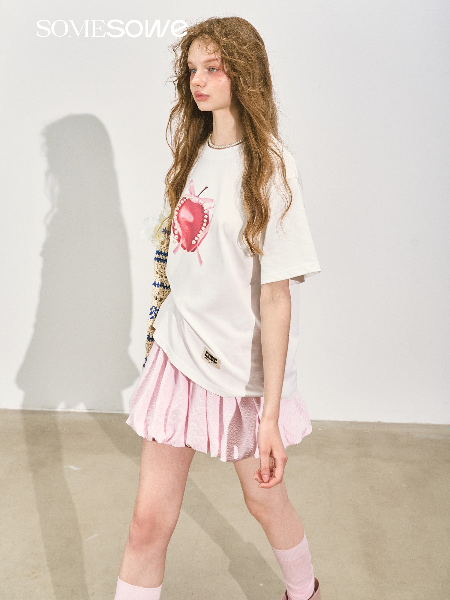 SOMESOWE S2508149 Apple print silhouette short sleeved T-shirt (2color)