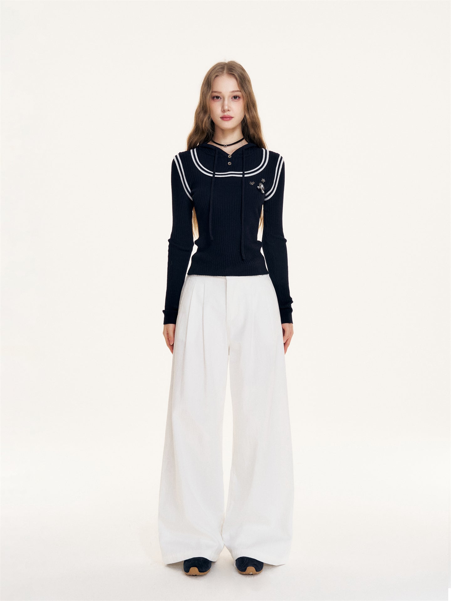 16DEWS 16D25410 Brooch design contrasting hooded knit sweater