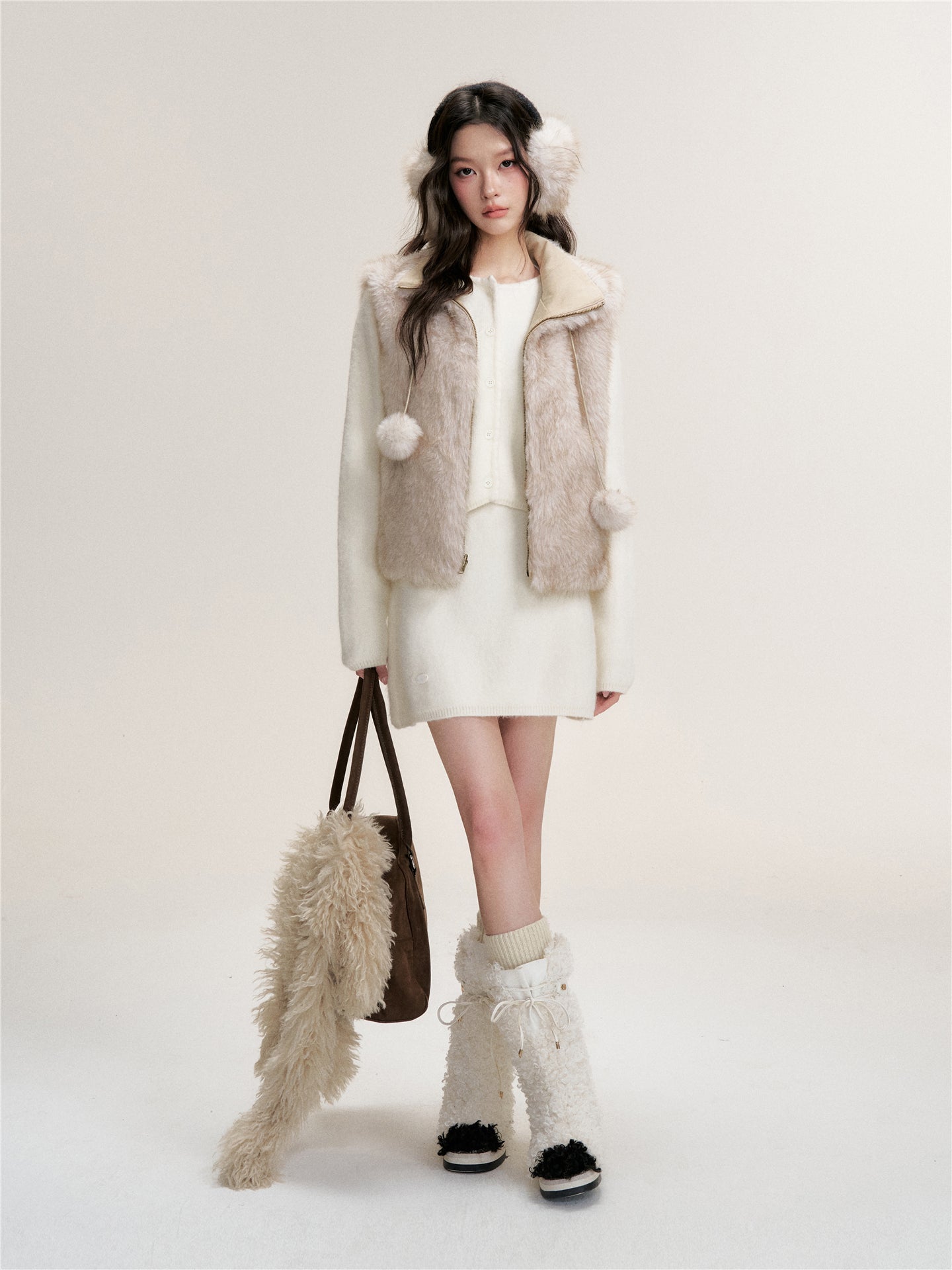 16DEWS 16D25459 Double sided gradient faux fur vest (with detachable fur ball)