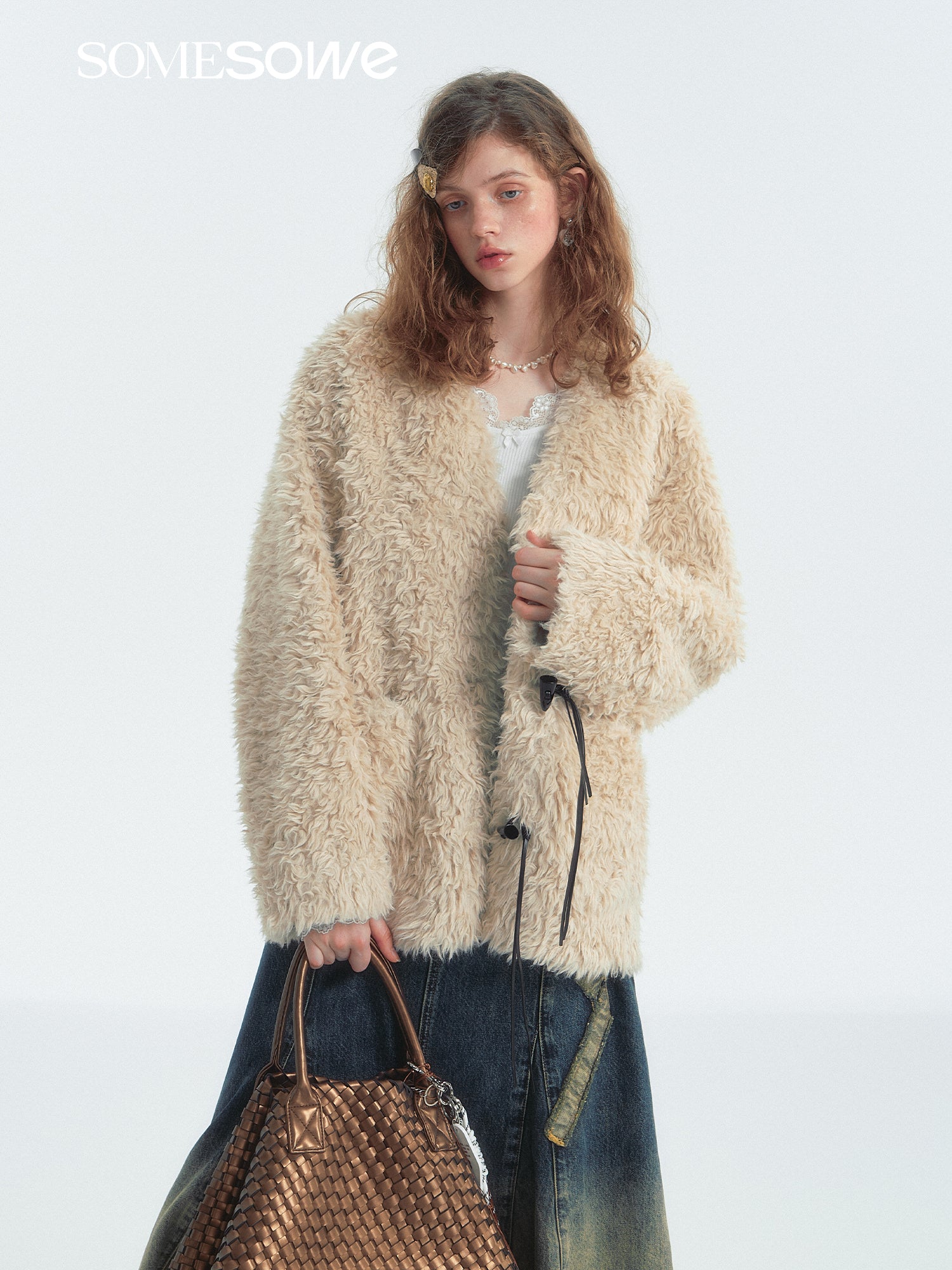 SOMESOWE S2407313 Horn button fur coat