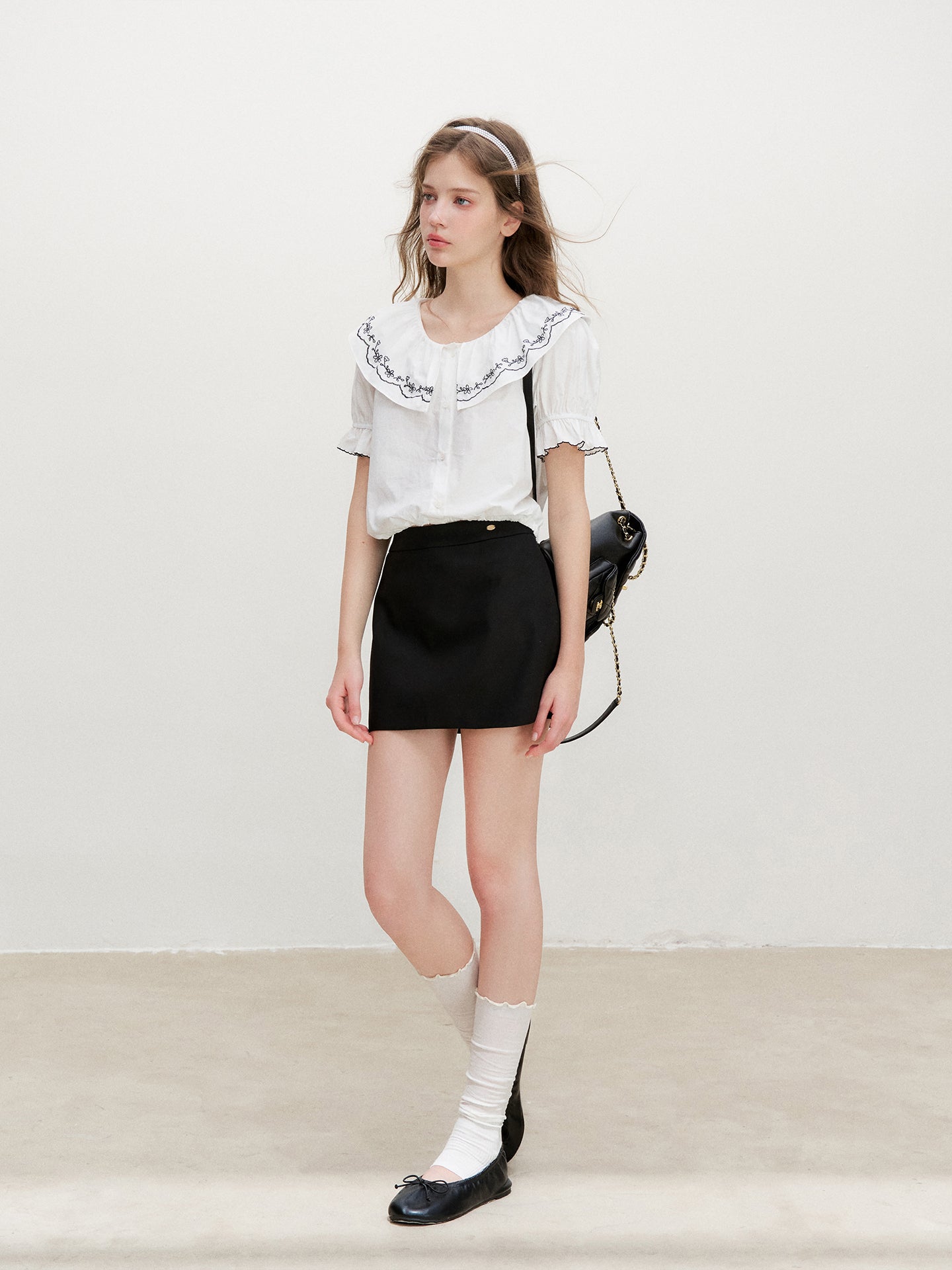 16DEWS 16D26362 Contrast Embroidered Puff-Sleeve Blouse