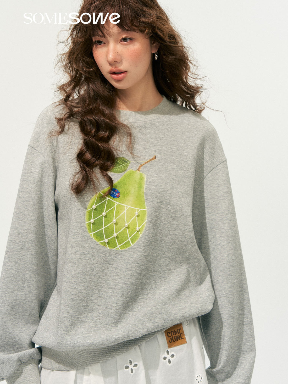 SOMESOWE S2508178 Pear print round neck hoodie