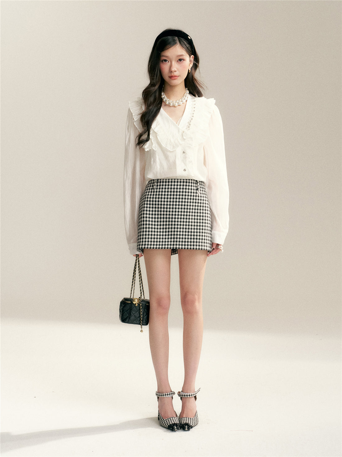 16DEWS 16D26023 Asymmetric V-neck long sleeved shirt with pleated edges