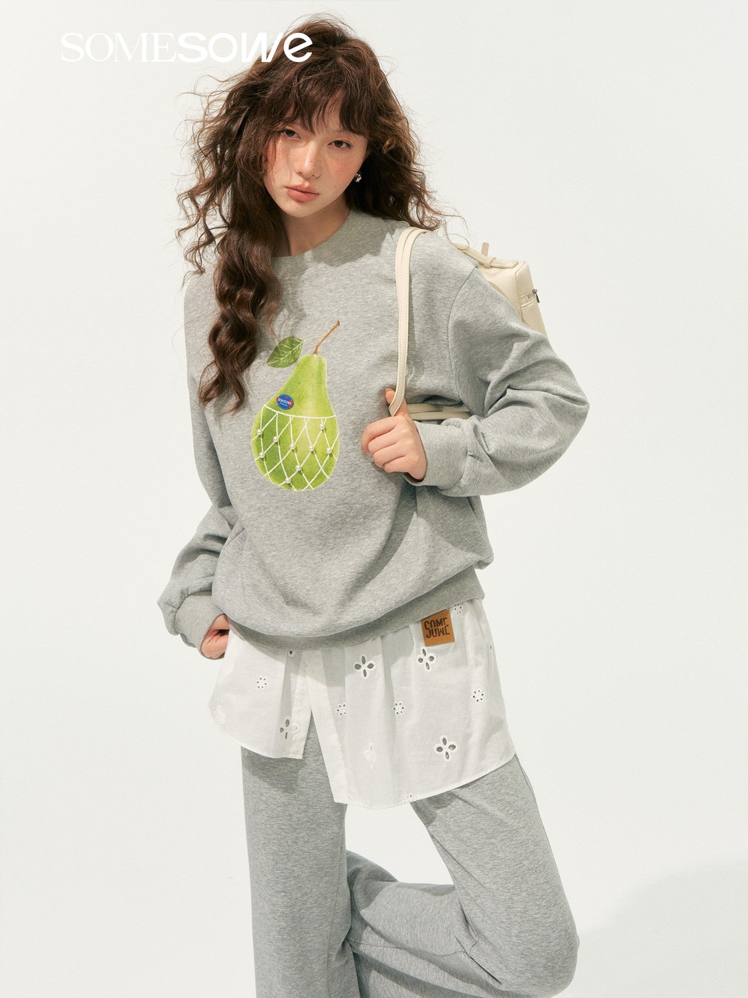 SOMESOWE S2508178 Pear print round neck hoodie