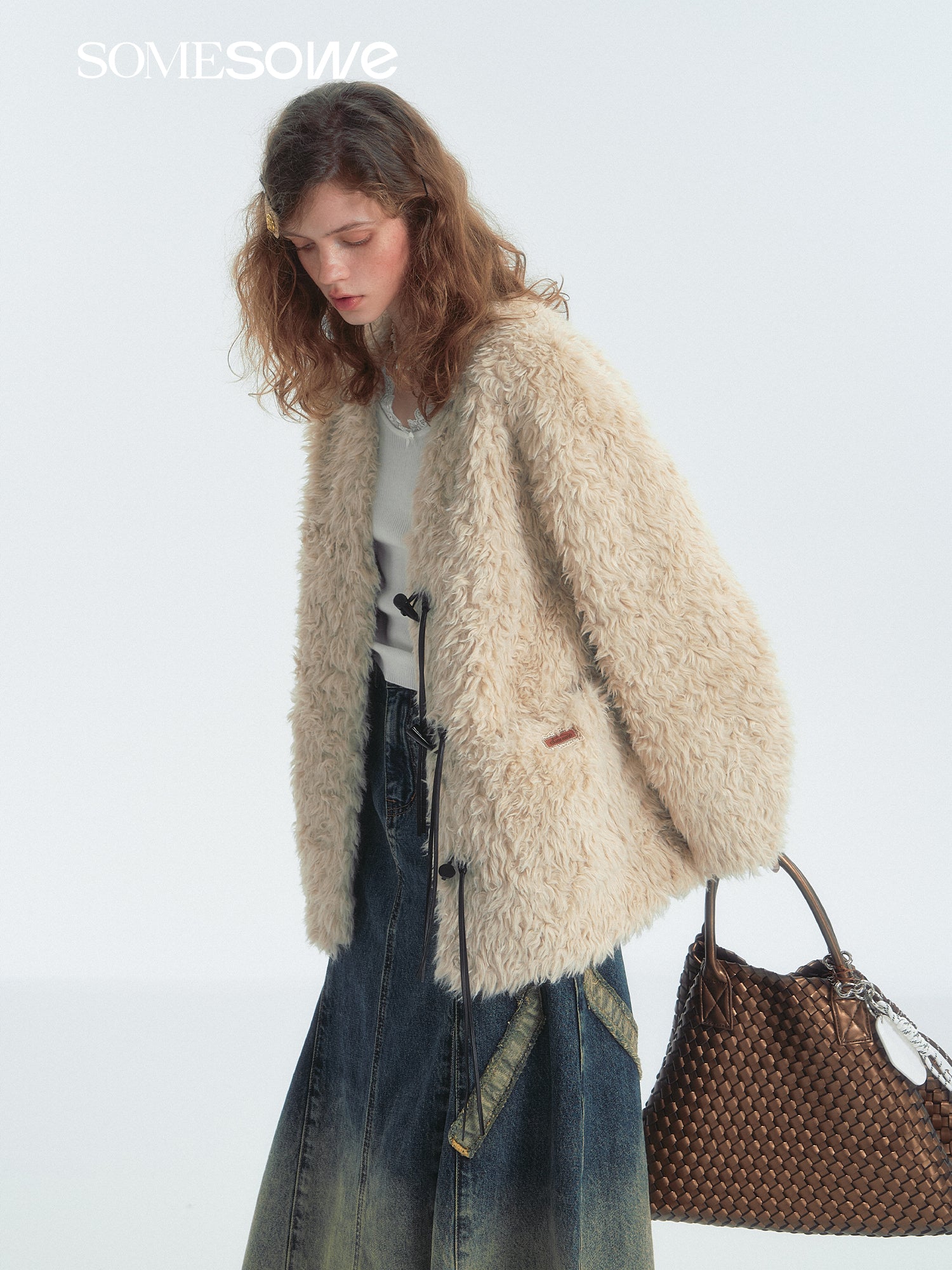 SOMESOWE S2407313 Horn button fur coat