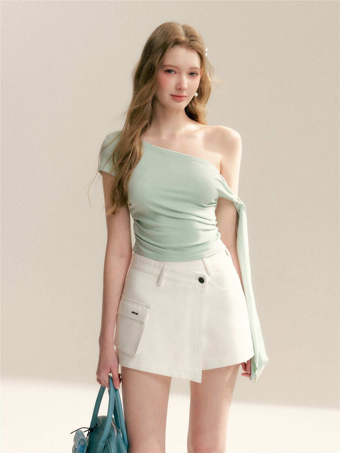 16DEWS 16D246060 Twisted ribbon slanted shoulder slim fit short sleeved T-shirt