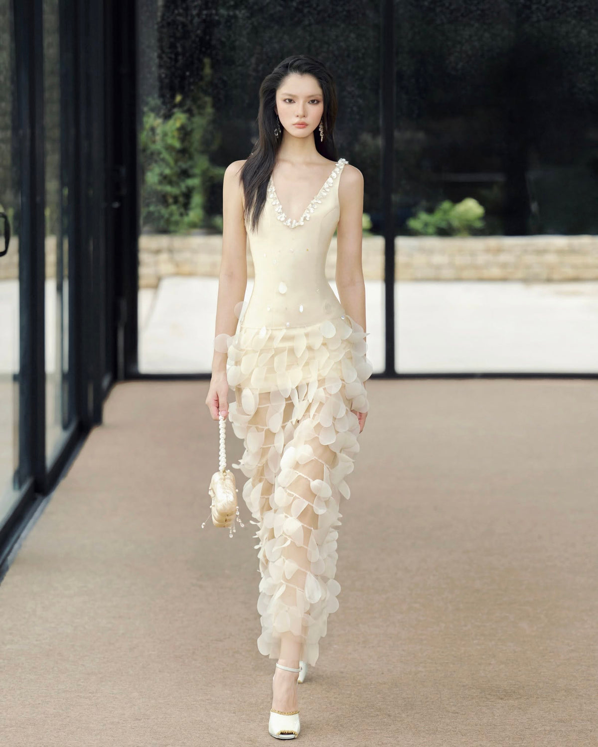 MUST HAVE POURING DRESS