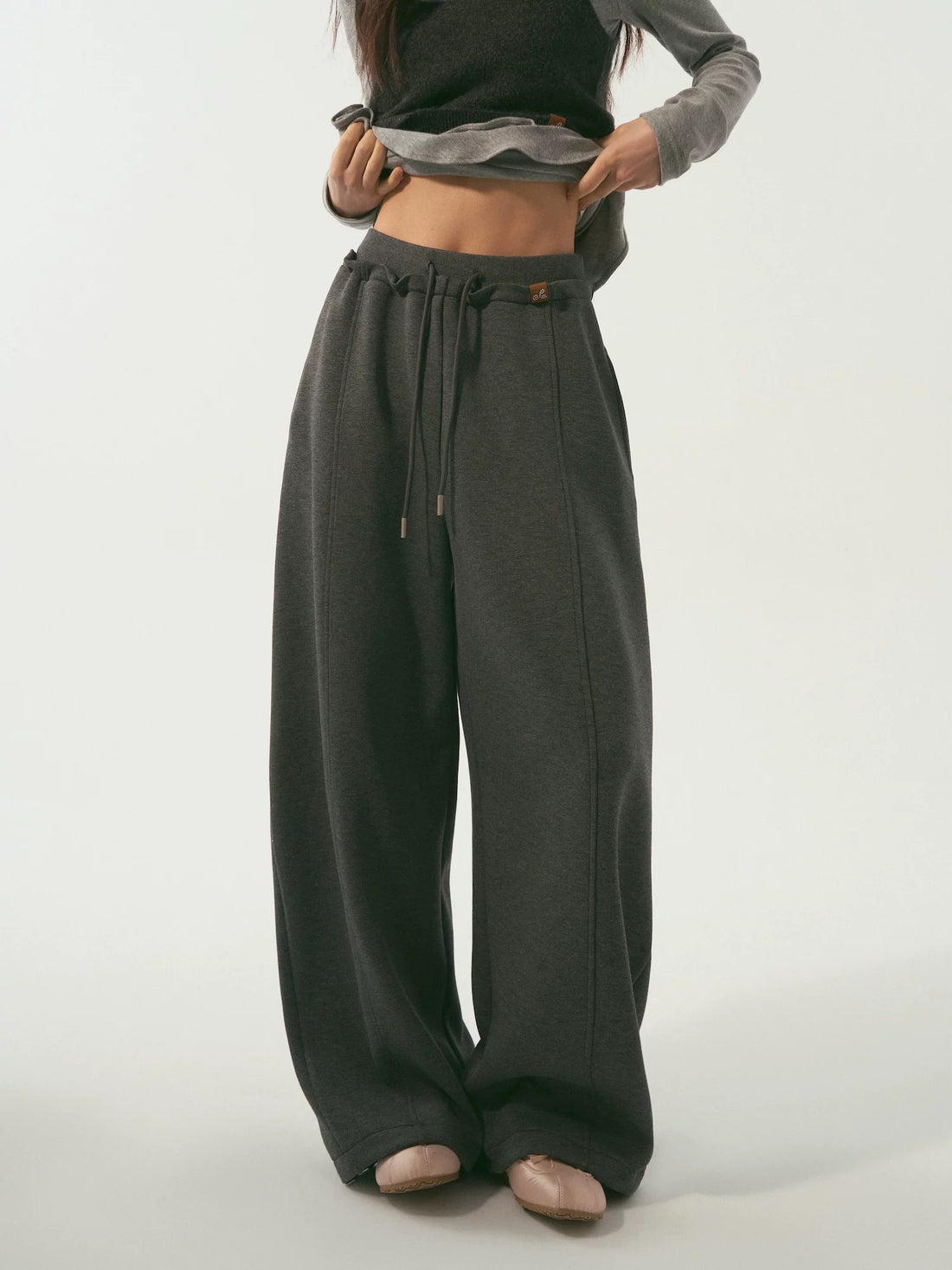SOMESOWE Relaxing double waisted curved knife pants