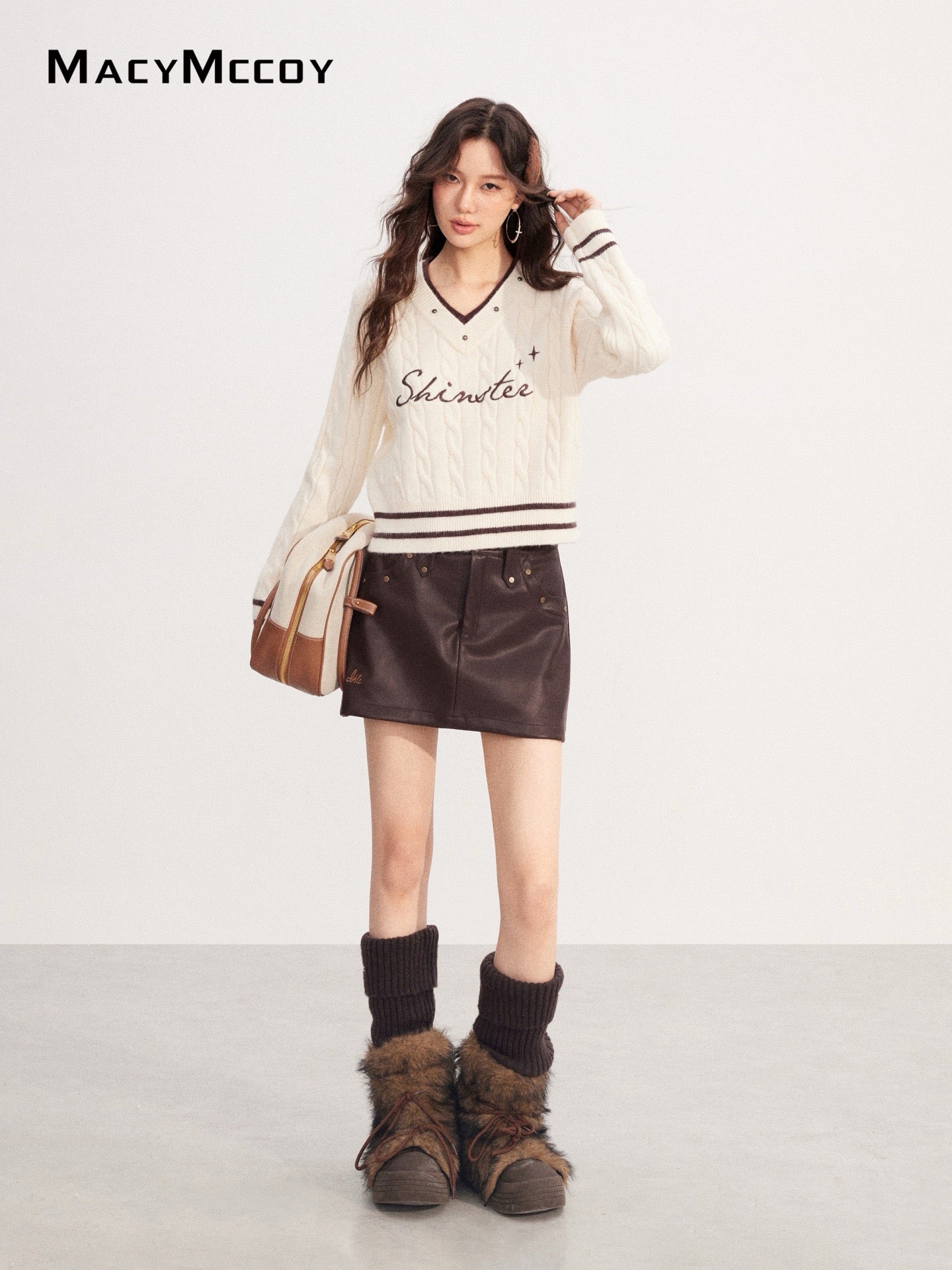 MacyMccoy MMC2025228 Fake two V-neck embroidered sweaters