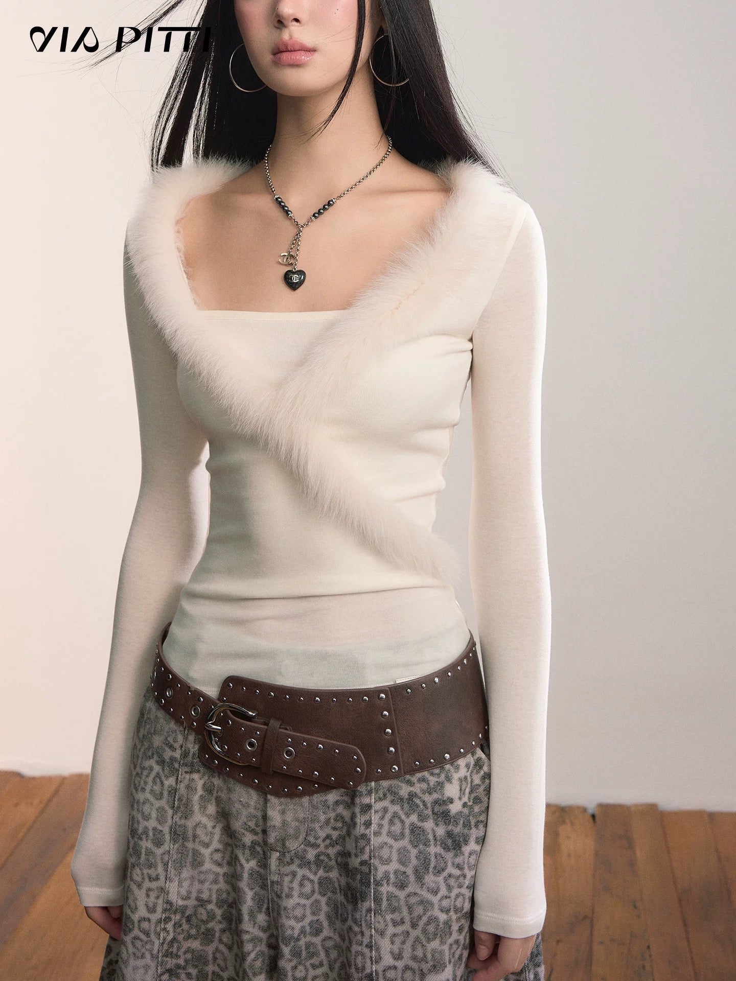 VIA PITTI VIADTP629 Two piece set of spliced plush knitted sweater and scarf