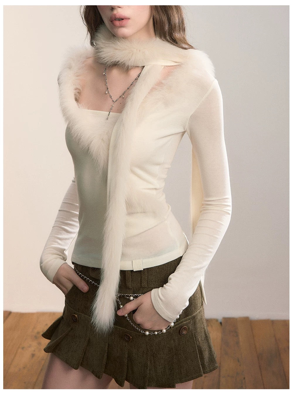 VIA PITTI VIADTP629 Two piece set of spliced plush knitted sweater and scarf