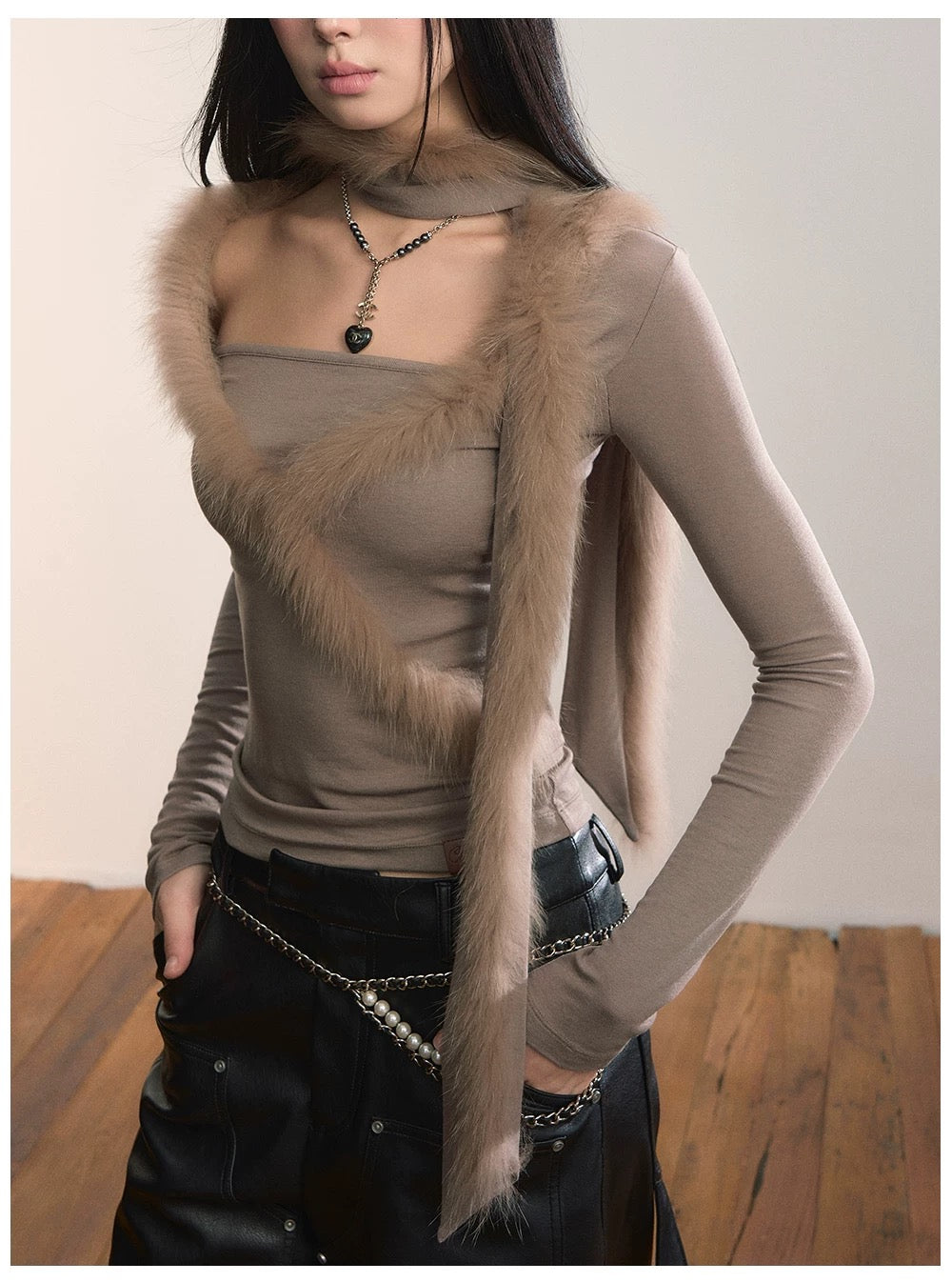 VIA PITTI VIADTP629 Two piece set of spliced plush knitted sweater and scarf