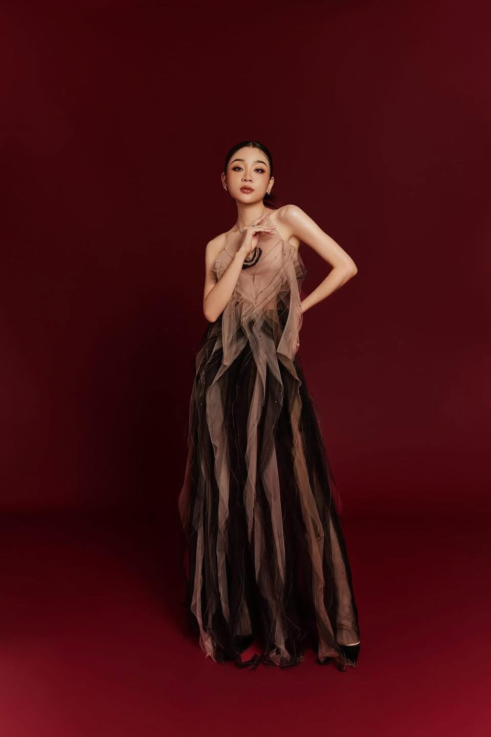 XY Bymyxy Black Nude Rose in fall dress