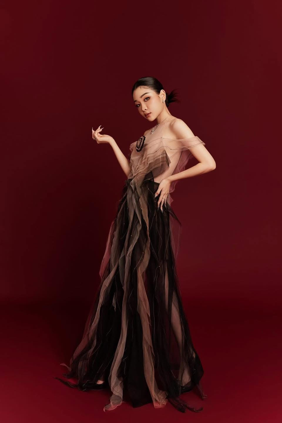 XY Bymyxy Black Nude Rose in fall dress