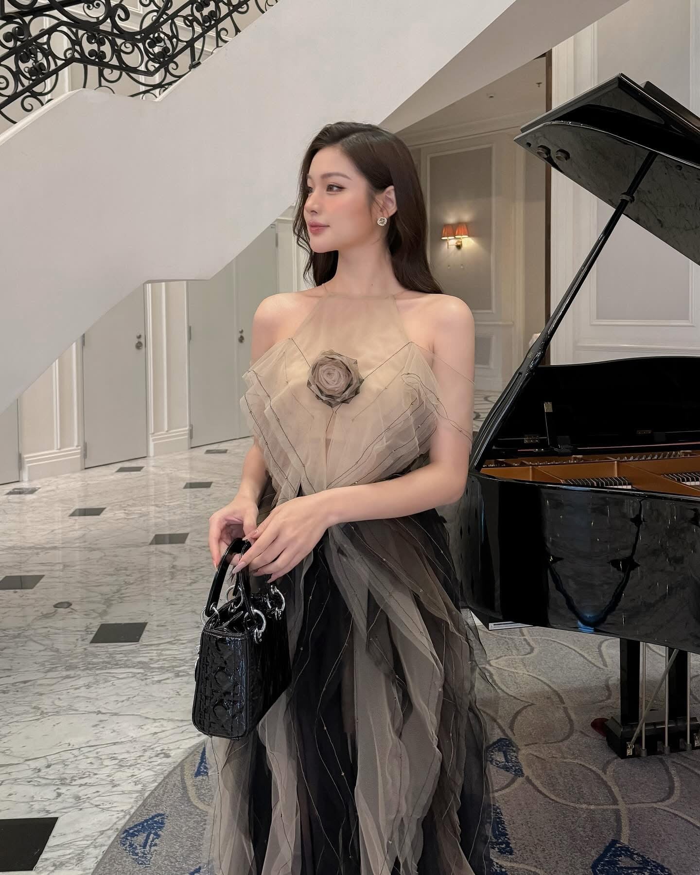 XY Bymyxy Black Nude Rose in fall dress