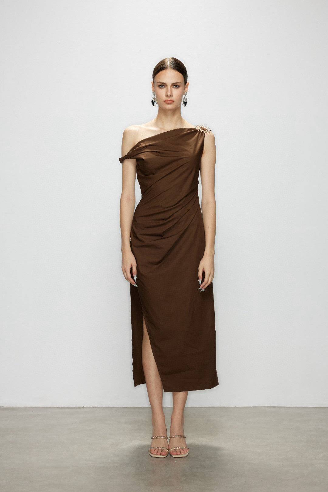Artel Retro AR-25AW-DR004 One shoulder slit slim fit dress (Brown)