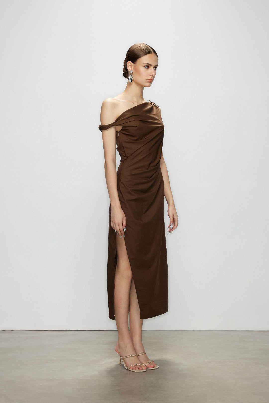 Artel Retro AR-25AW-DR004 One shoulder slit slim fit dress (Brown)