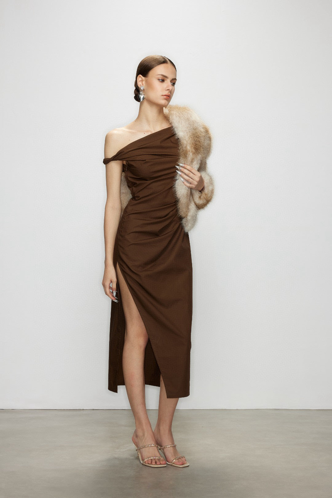 Artel Retro AR-25AW-DR004 One shoulder slit slim fit dress (Brown)