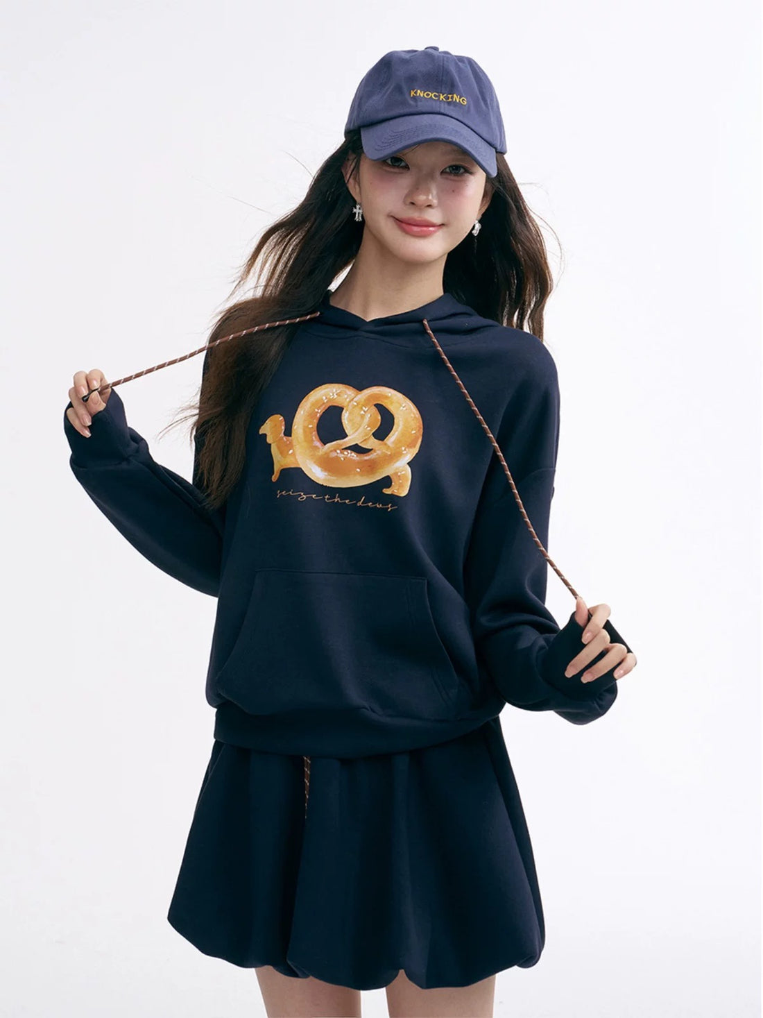 16DEWS 16D25021&amp;16D25022 Pretzel bread printed sweatshirt + skirt set