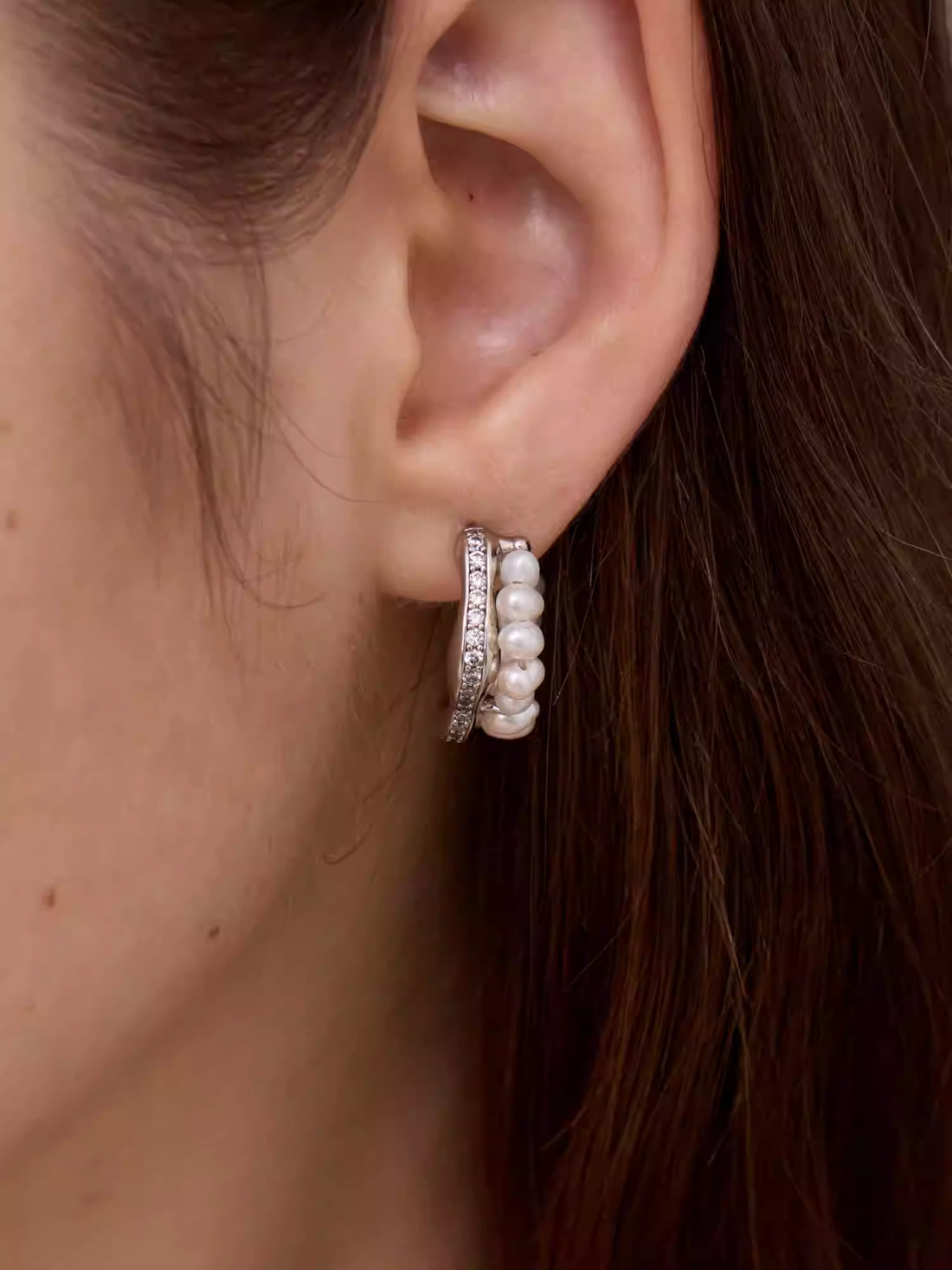 ARSIS Flowing silver pearl earrings